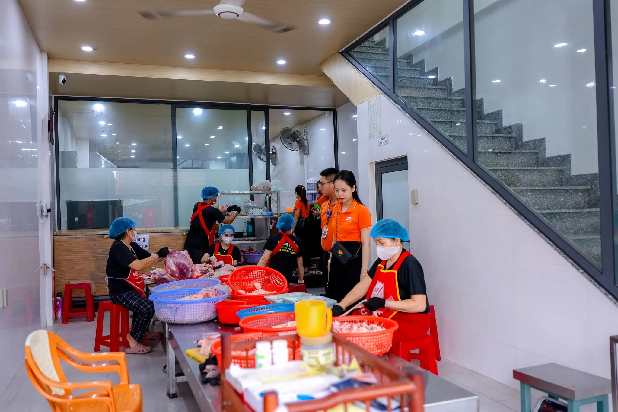 Đại diện FPT School Huế kiểm tra trực tiếp tại cơ sở cung ứng thịt trên địa bàn thành phố, rà soát nguồn nguyên liệu và các điều kiện bảo đảm an toàn thực phẩm.