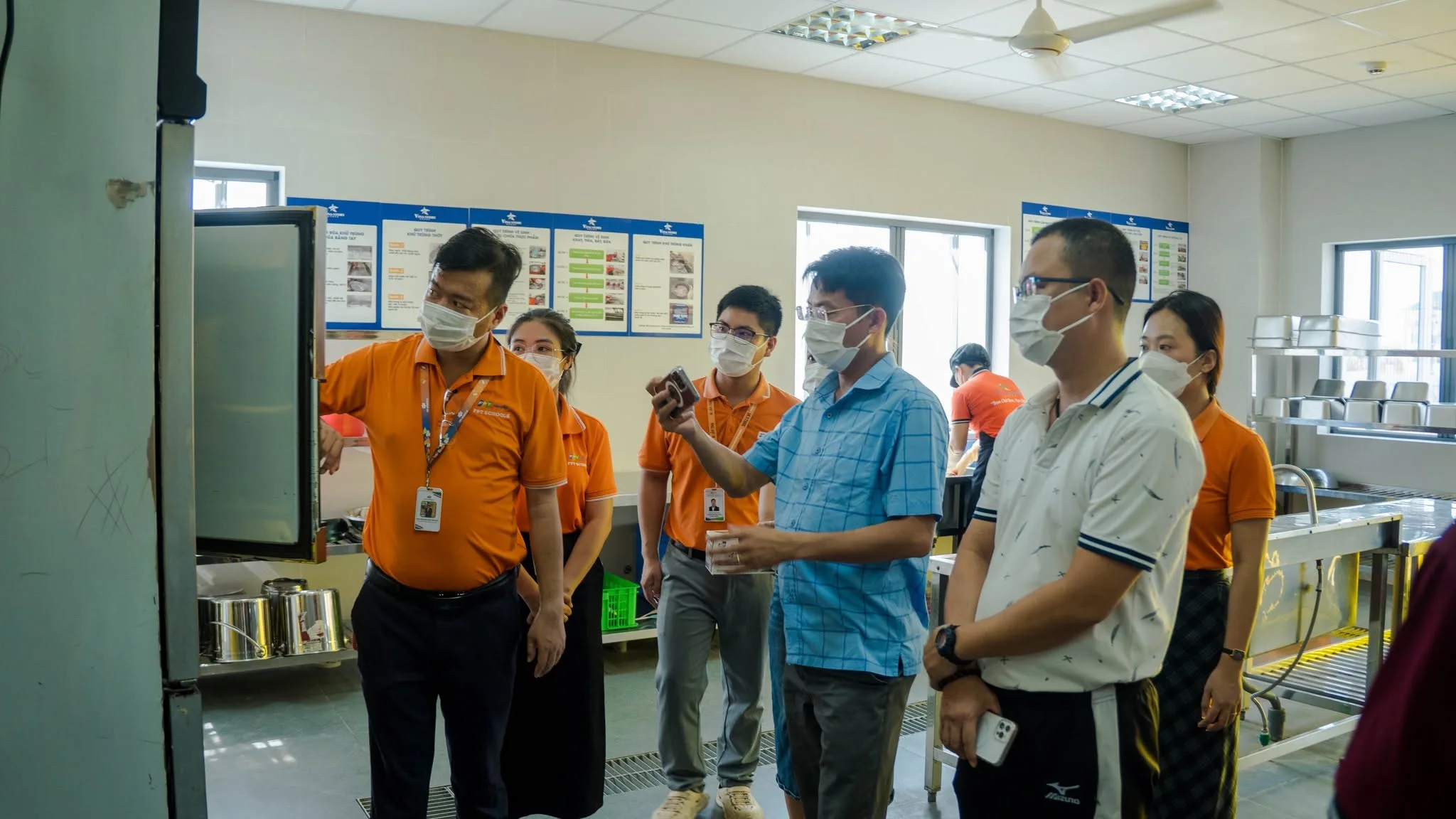 Phụ huynh trực tiếp kiểm tra khu vực bếp ăn Nhà trường, theo dõi quy trình chuẩn bị và phục vụ bữa ăn cho học sinh.