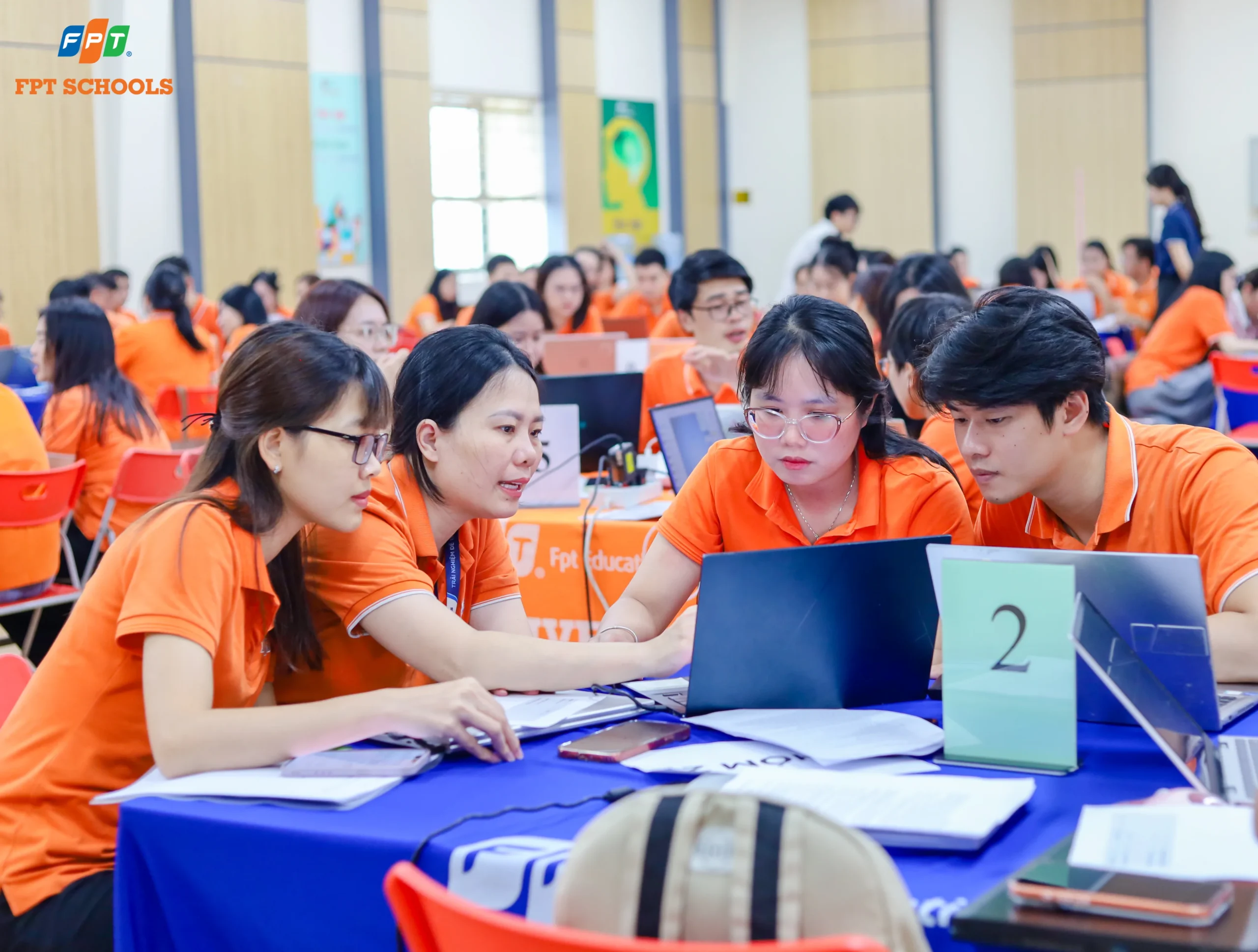 Giáo viên FPT School Cầu Giấy nghiên cứu Khung năng lực số và các điểm mới của Thông tư 02/2025/TT-BGDĐT trong buổi tập huấn chuyên đề.