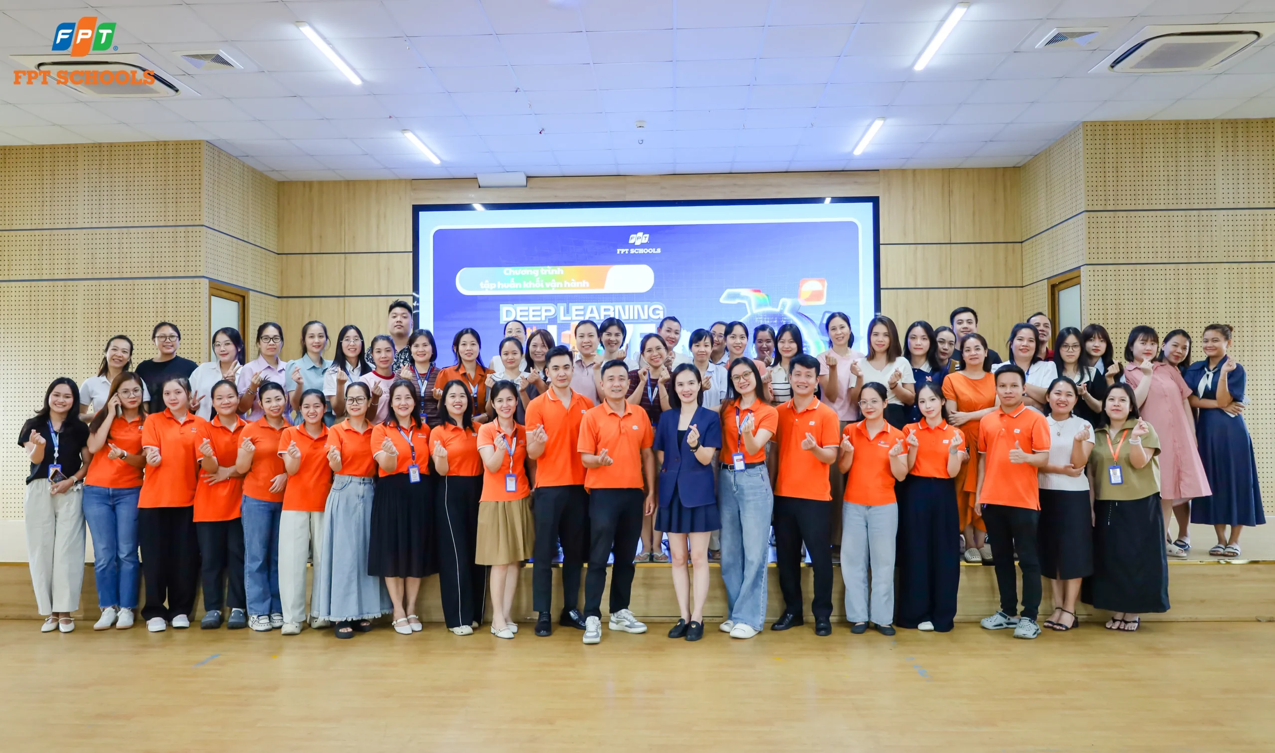 Cán bộ nhân viên các bộ phận vận hành đồng lòng cam kết tinh thần chăm sóc tận tâm trong năm học mới.
