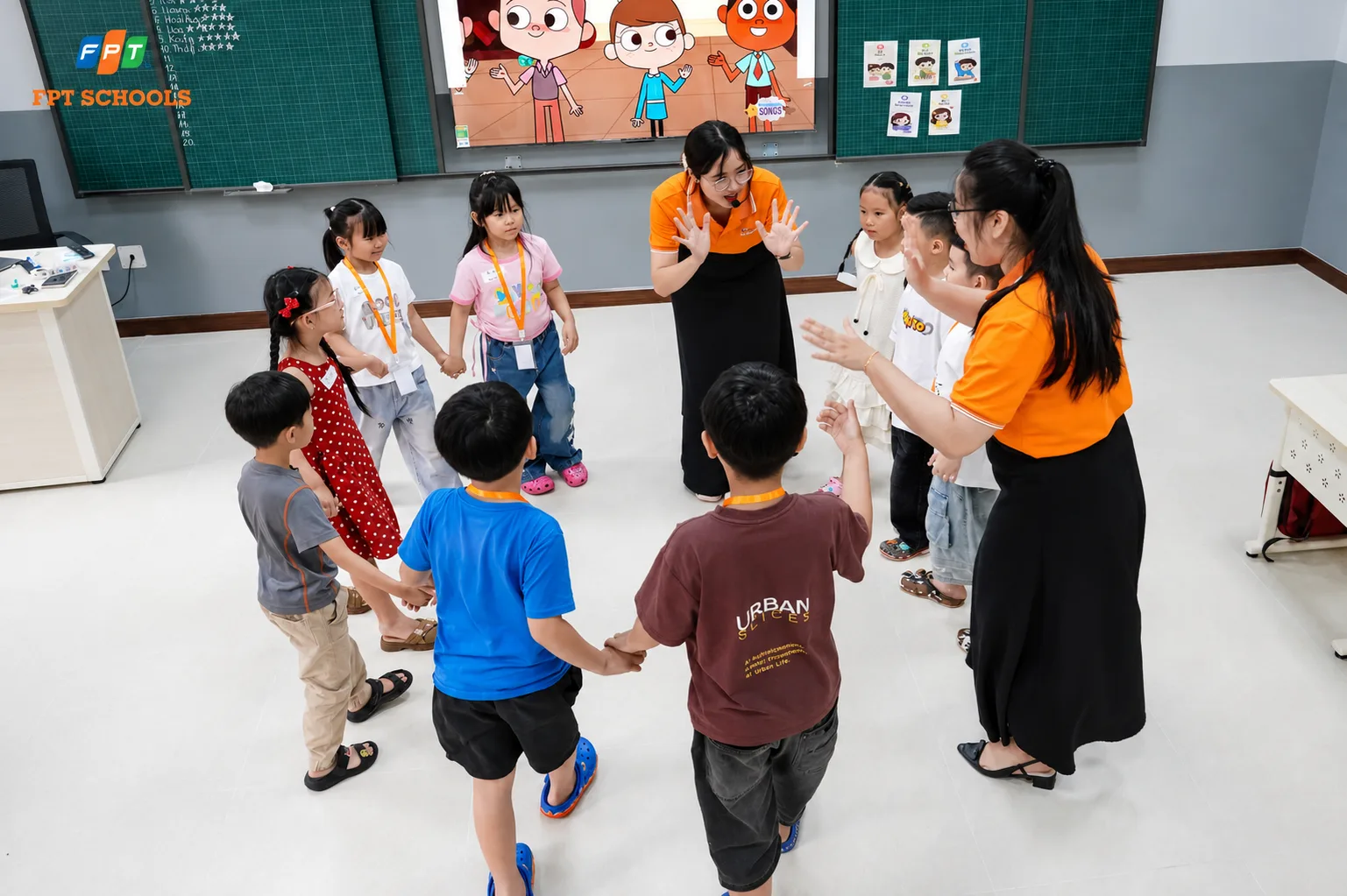Cách dạy con biết chia sẻ theo từng độ tuổi - FPT Education Cách dạy con biết chia sẻ theo từng độ tuổi | FPT Schools