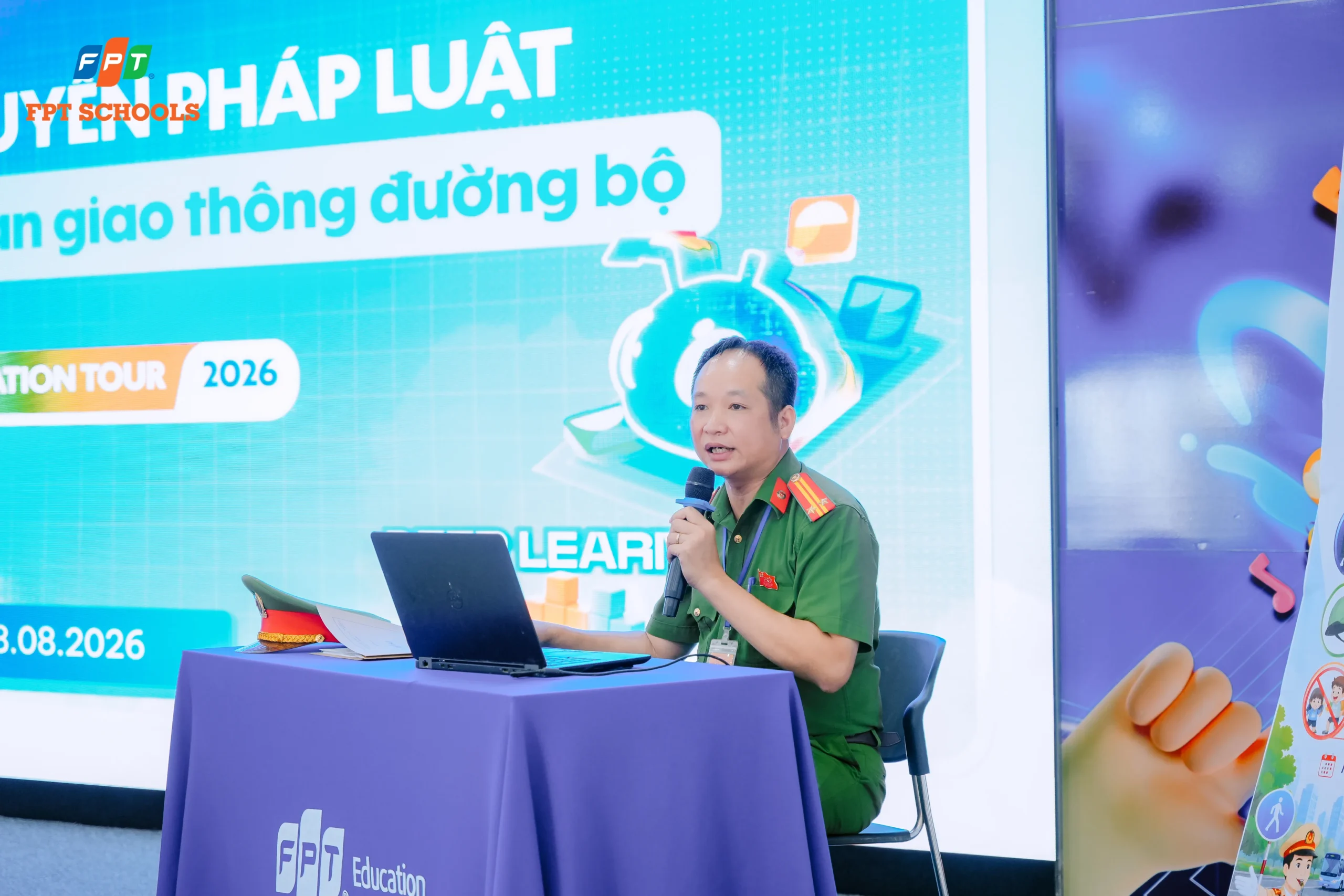 Công an phường Quảng Phú thực hiện tuyên truyền pháp luật, an toàn giao thông đường bộ