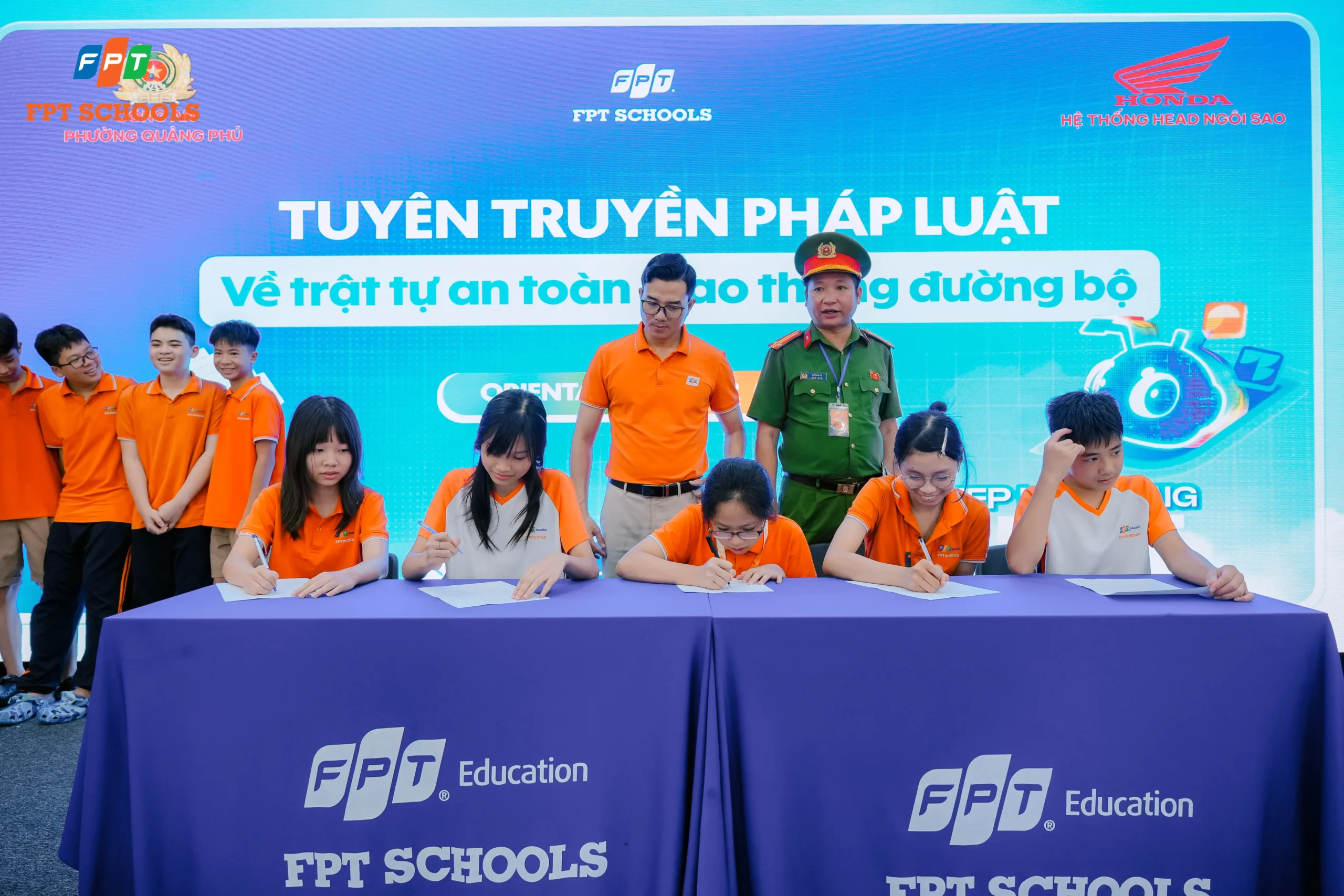 Học sinh THCS và THPT cũng trực tiếp ký cam kết “Chấp hành các quy định của pháp luật về ANTT, TTATGT”.