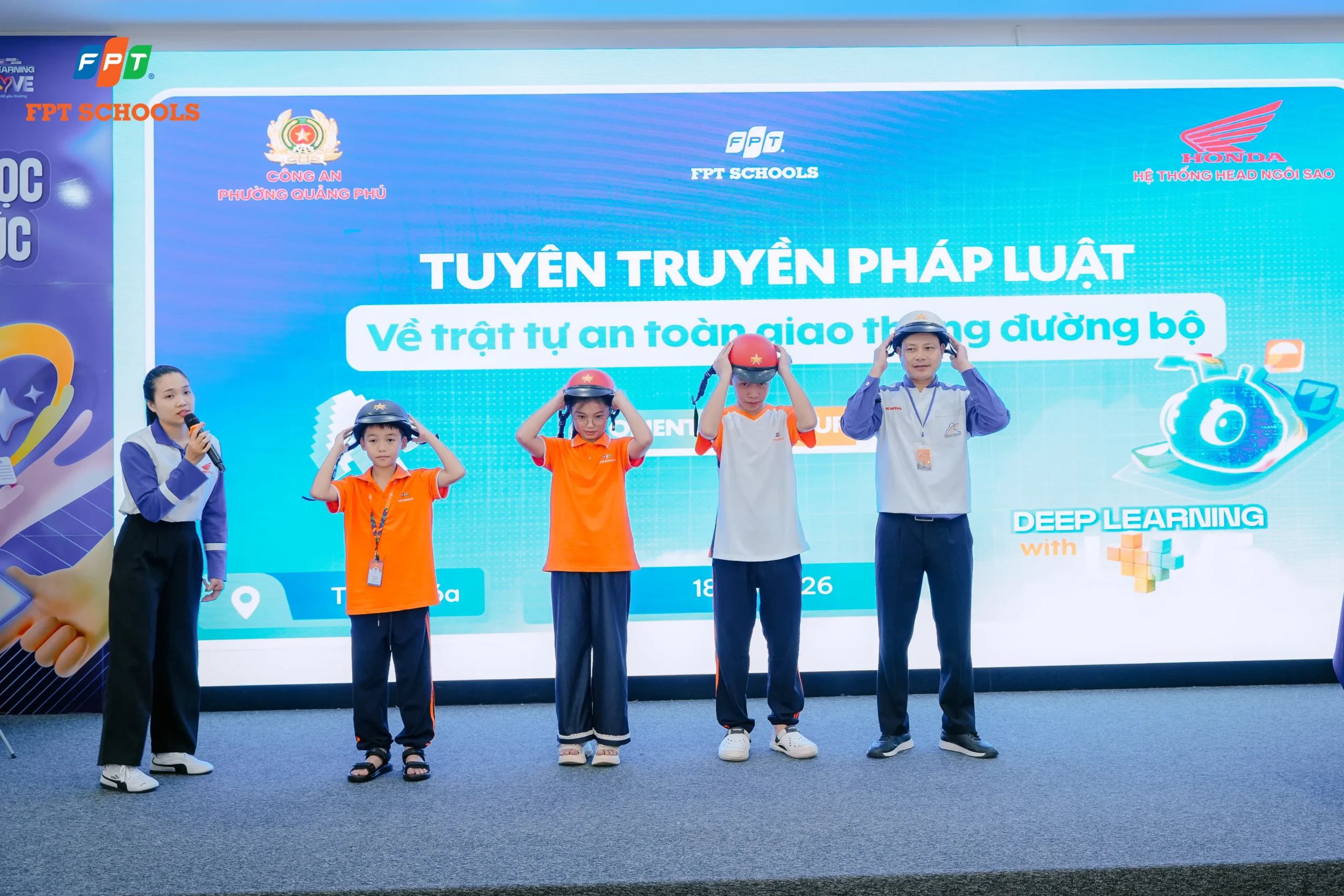 Học sinh bao nhiêu tuổi thì được đi xe điện? Những lưu ý mà cha mẹ nên biết - FPT Education Học sinh FPT School Thanh Hoá được hướng dẫn đội mũ bảo hiểm đúng cách