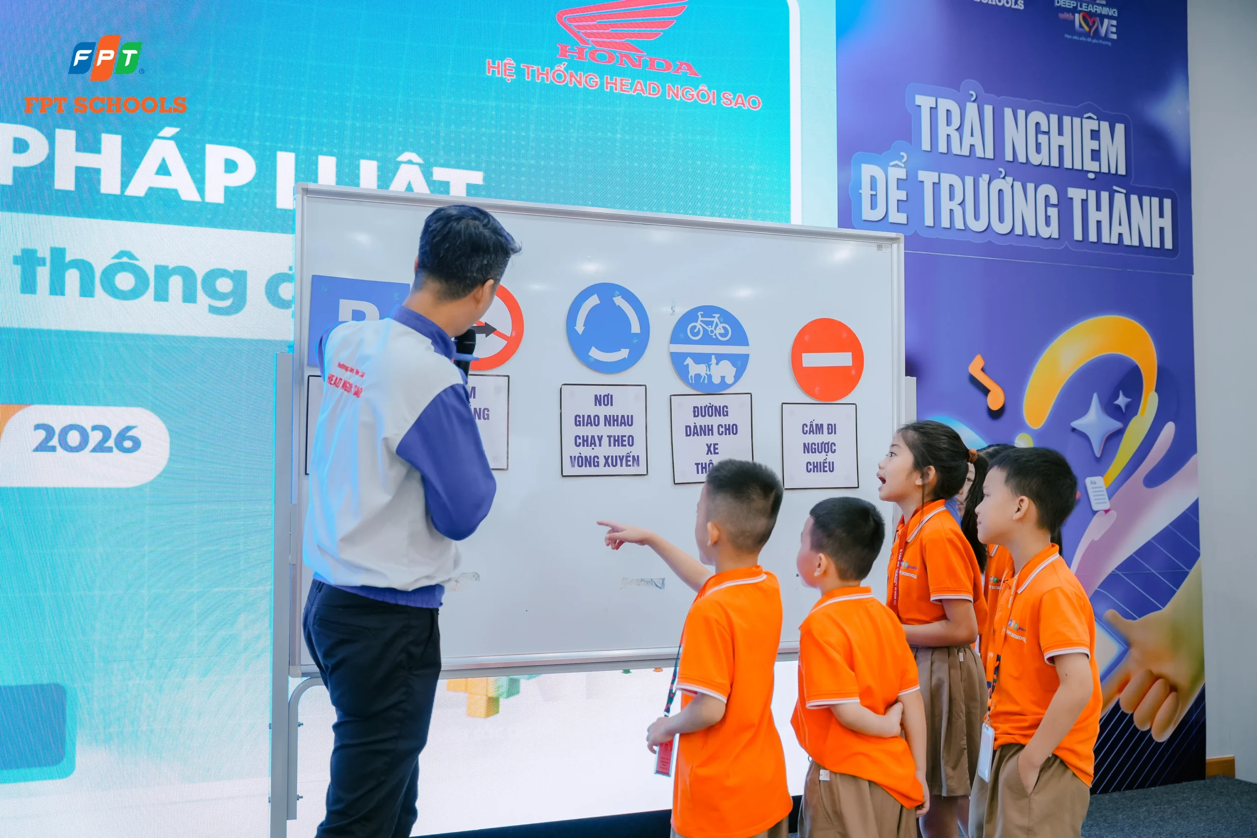 Học sinh FPT School Thanh Hoá tích cực trang bị kỹ năng an toàn giao thông | FPT Schools