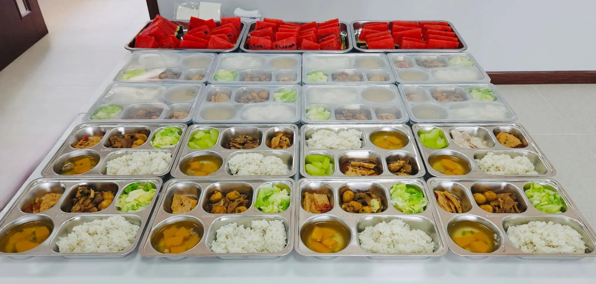 Bữa ăn trưa của học sinh tại trường bán trú tại Hà Nam