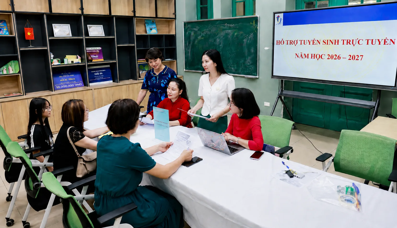 Cán bộ nhà trường hướng dẫn phụ huynh làm hồ sơ tuyển sinh trực tuyến năm học 2026-2027