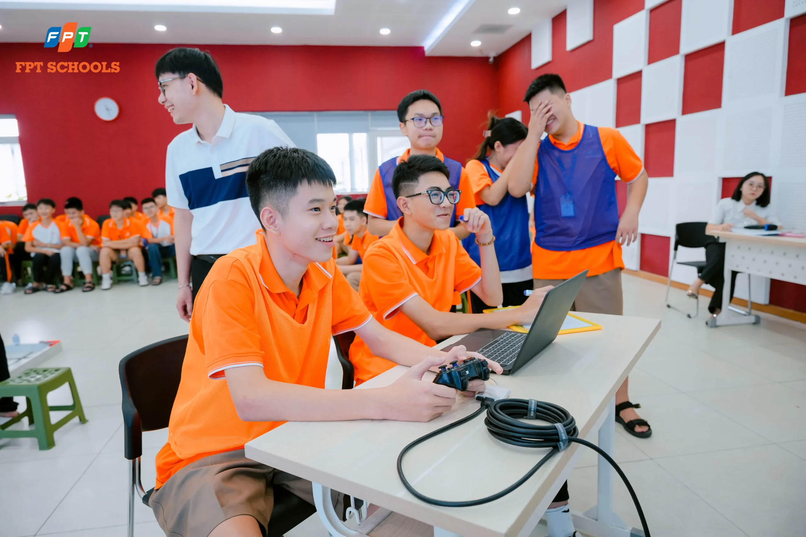 Học sinh phối hợp nhịp nhàng để chinh phục thử thách tại đấu trường robot