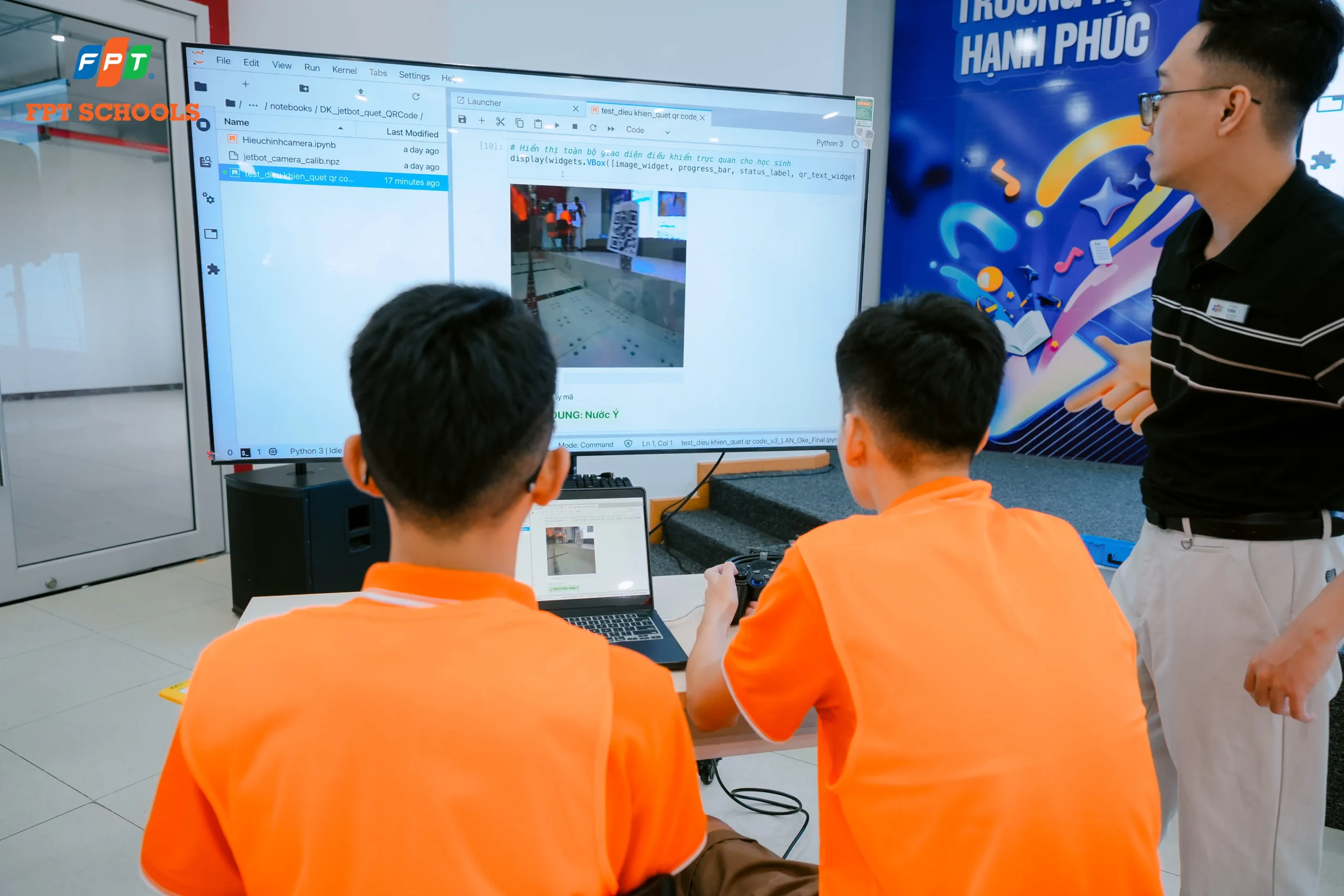 Học sinh THPT trực tiếp điều khiển JetBot Jetson Nano, nền tảng robot tích hợp AI của NVIDIA 