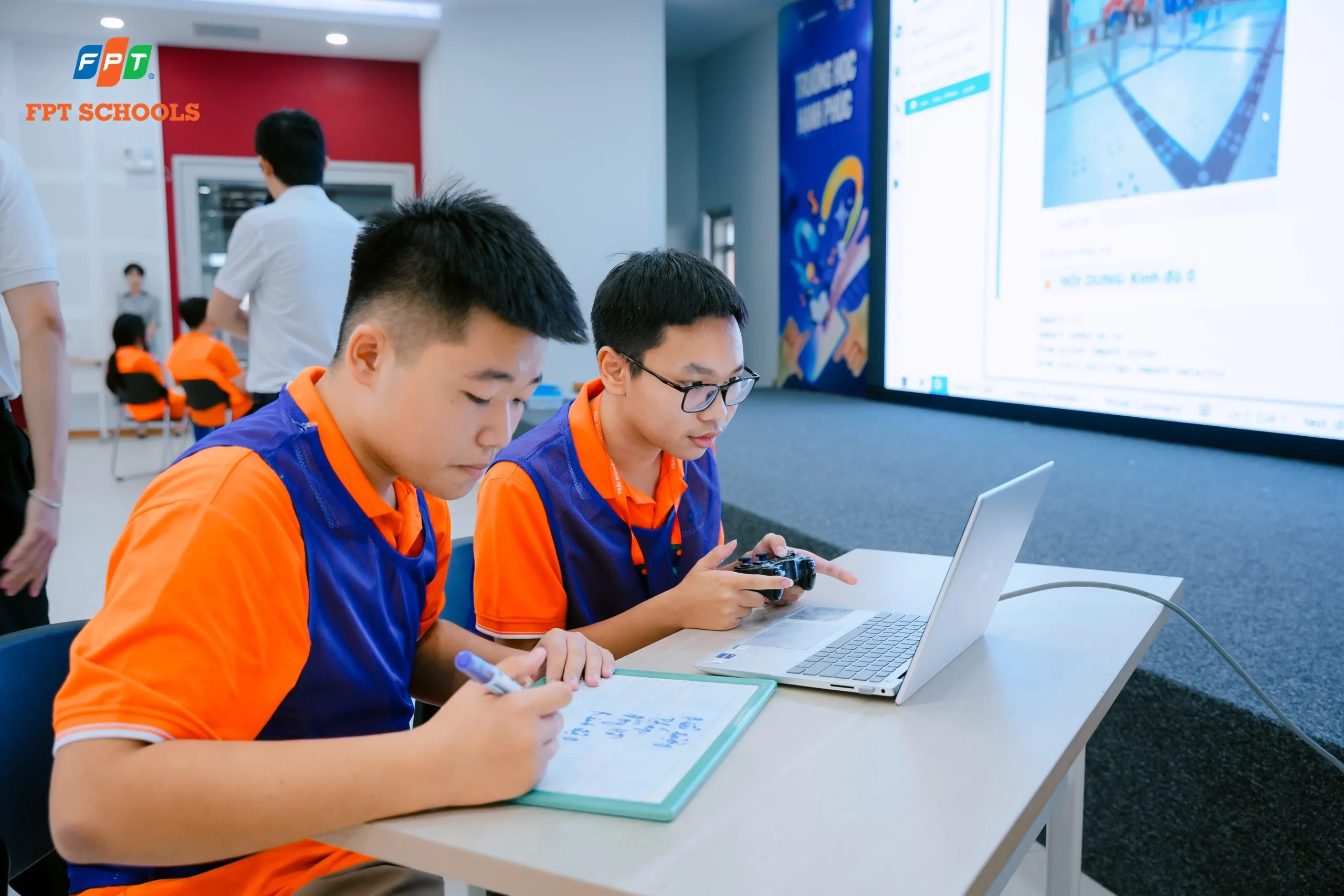Mix and Match - Fschoolers "đốt nóng" đấu trường Robot | FPT Schools