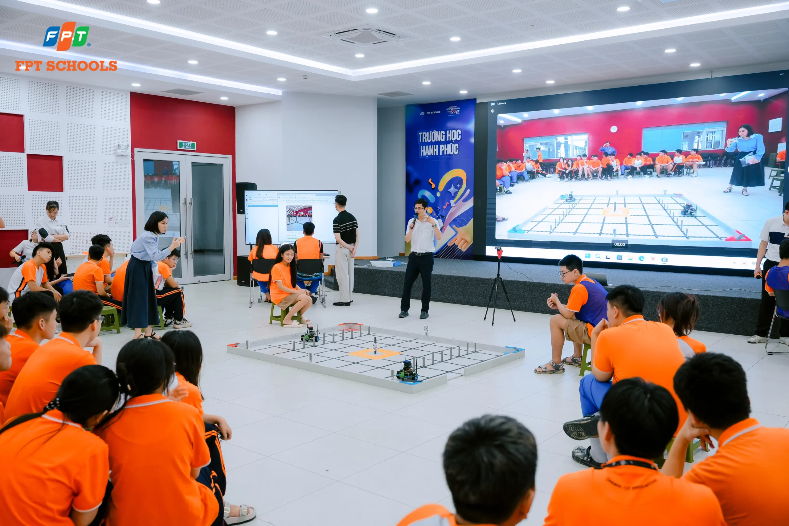 FPT School Thanh Hóa sôi động với đấu trường Robot
