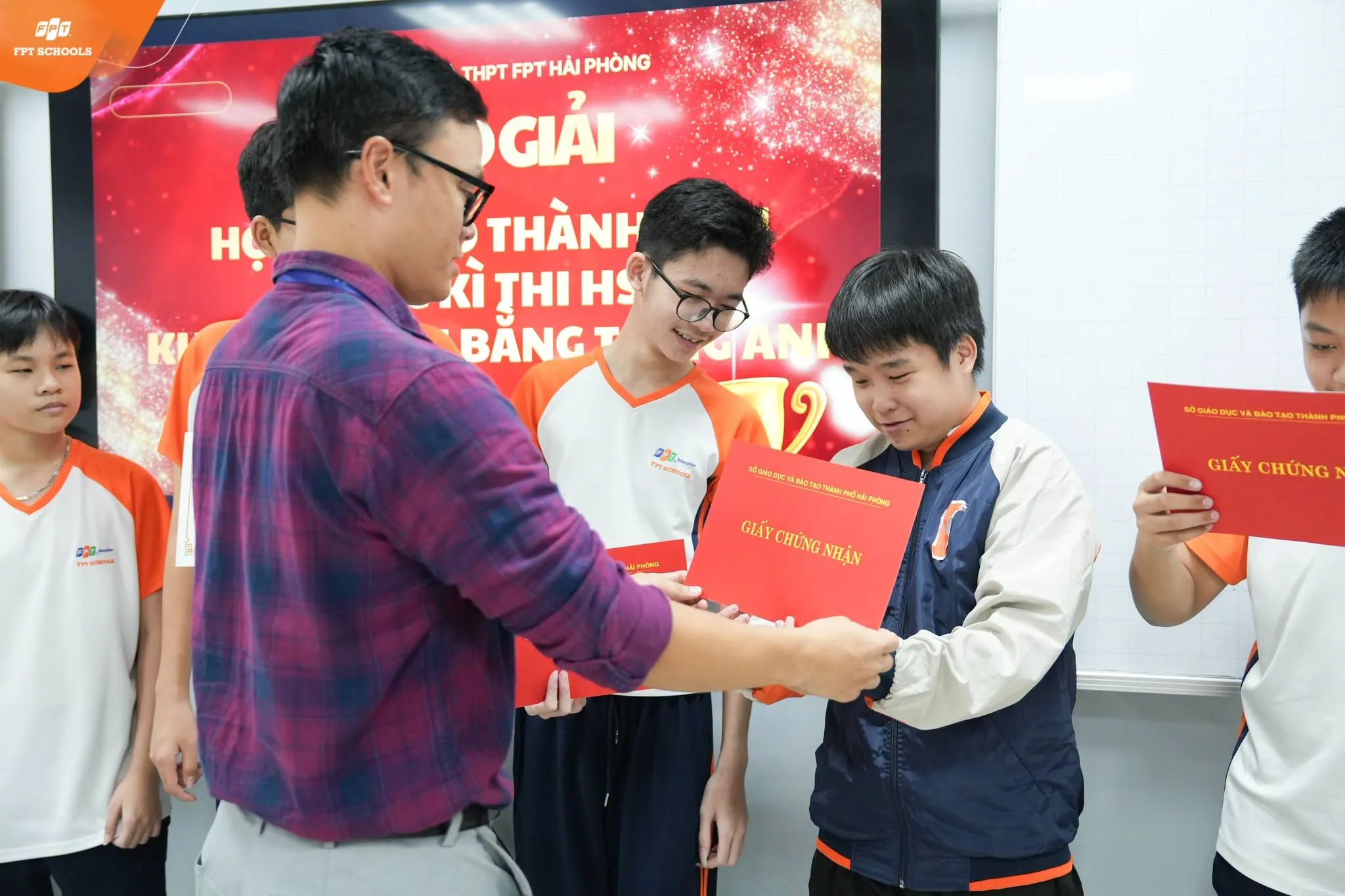 FPT SCHOOL HẢI PHÒNG TRAO CHỨNG NHẬN VÀ VINH DANH NHỮNG GƯƠNG MẶT XUẤT SẮC TẠI KỲ THI HỌC SINH GIỎI CẤP THÀNH PHỐ CÁC MÔN KHTN & TOÁN BẰNG TIẾNG ANH | FPT Schools