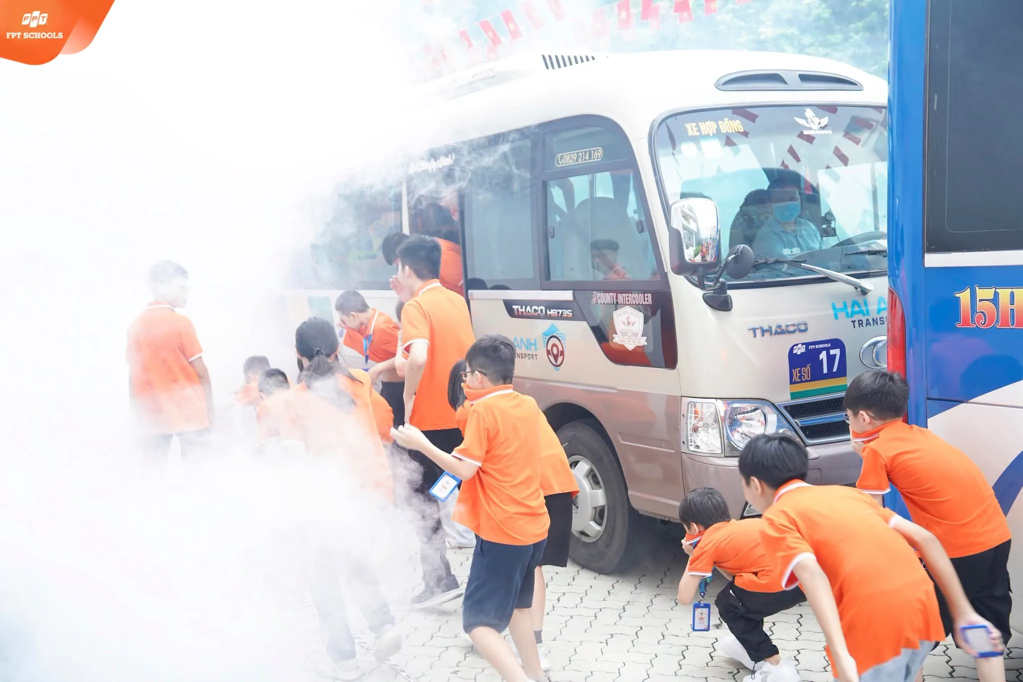 Học sinh FPT School Hải Phòng thực hành kỹ năng thoát hiểm trên xe tuyến