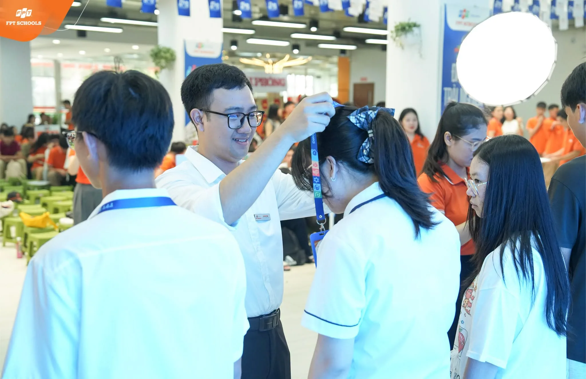Tân học sinh Khối 10 K5 FPT School Hải Phòng nhận thẻ học sinh