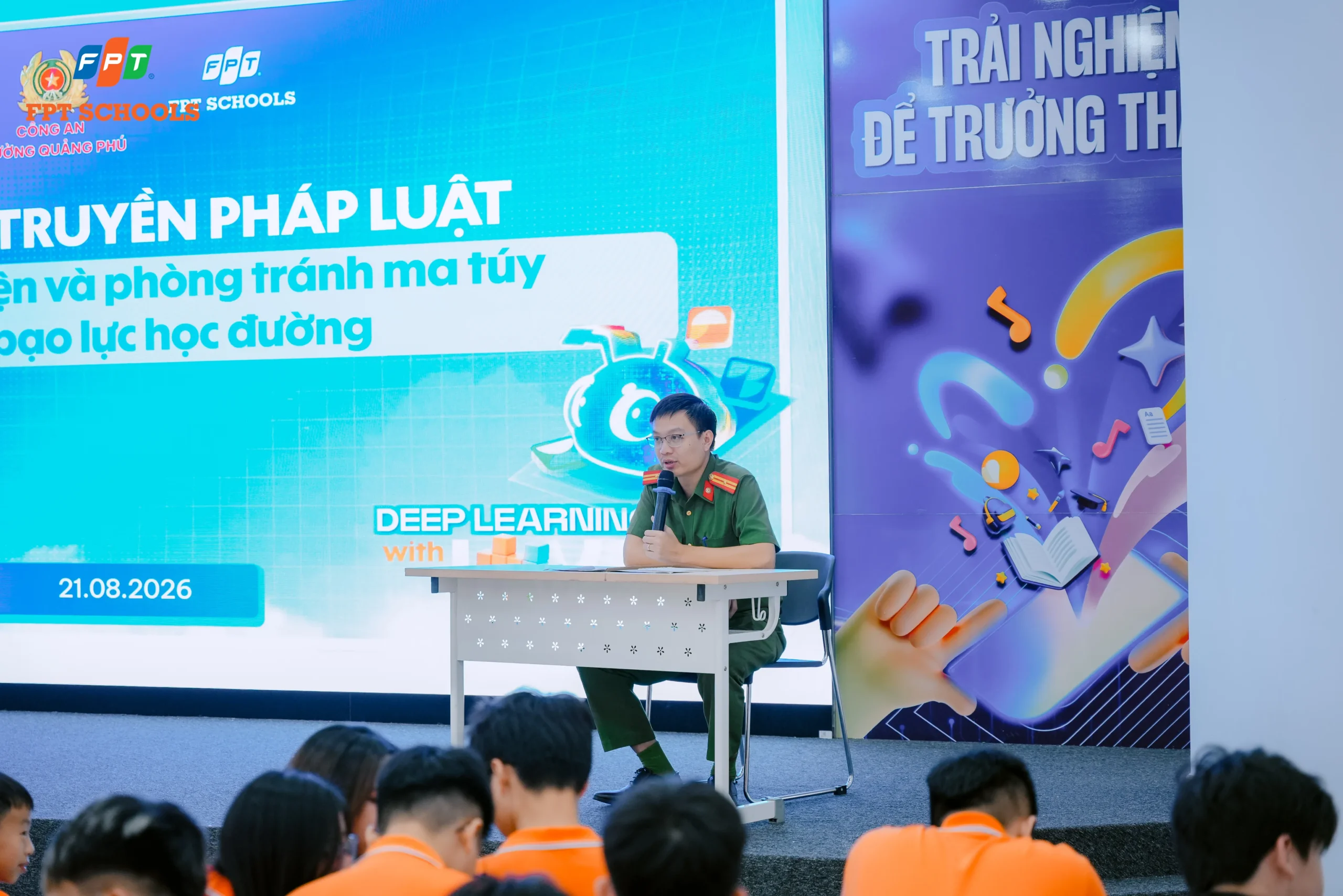 Thiếu tá Hoàng Ngọc Toàn – Tổ phó Tổ Cảnh sát phòng, chống tội phạm, Công an phường Quảng Phú, tỉnh Thanh Hóa tuyên truyền pháp luật về phòng chống ma tuý và bạo lực học đường