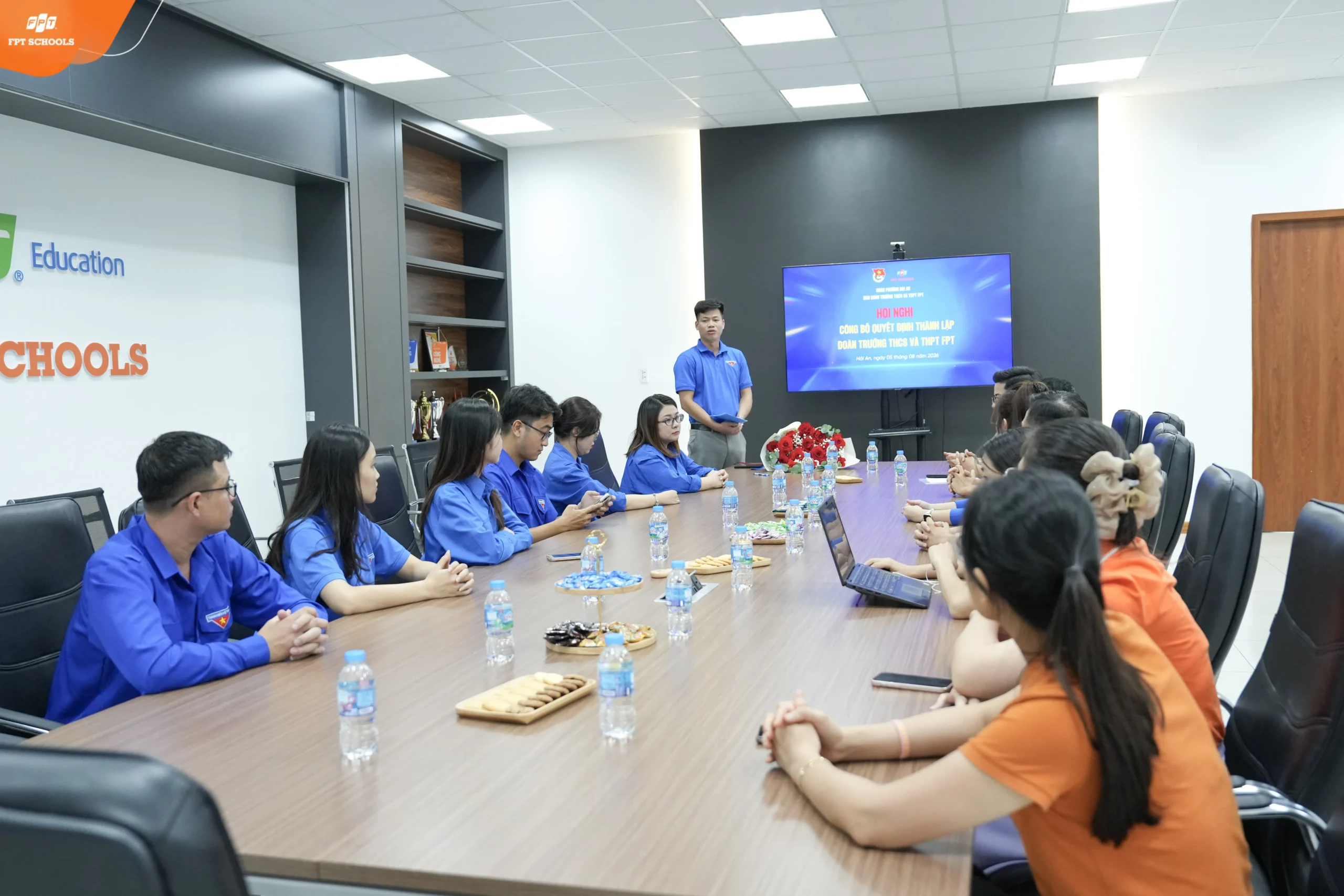 HỘI NGHỊ CÔNG BỐ QUYẾT ĐỊNH THÀNH LẬP ĐOÀN TRƯỜNG THCS VÀ THPT FPT - FPT Education Đồng chí Nguyễn Văn Tú đã phát biểu nhận nhiệm vụ, gửi lời cảm ơn tới Đoàn phường Hải An, Ban Giám hiệu Nhà trường cùng toàn thể cán bộ, giáo viên