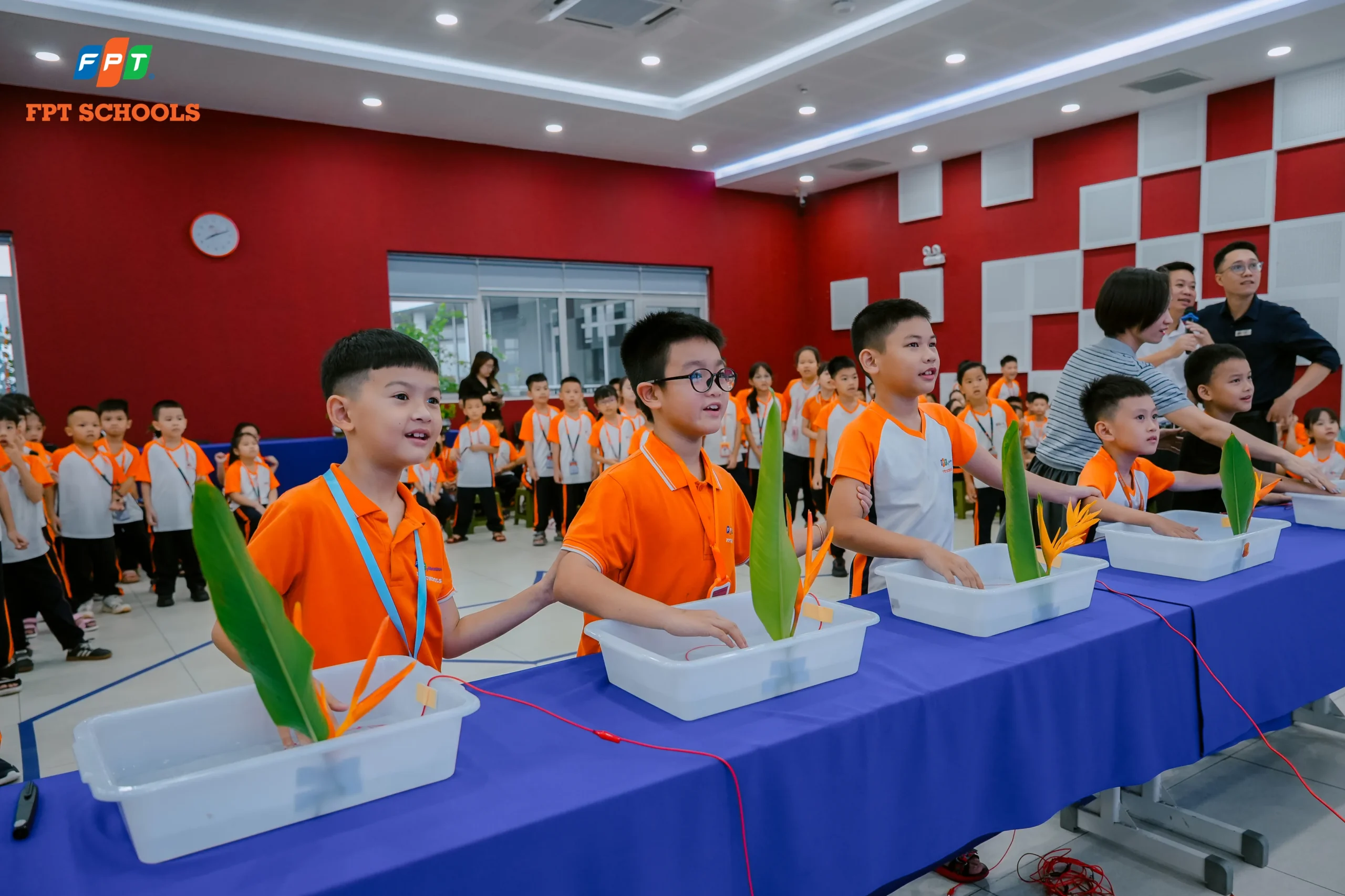 Học sinh Nhà F phối hợp ăn ý và thành công vượt thử thách STEM