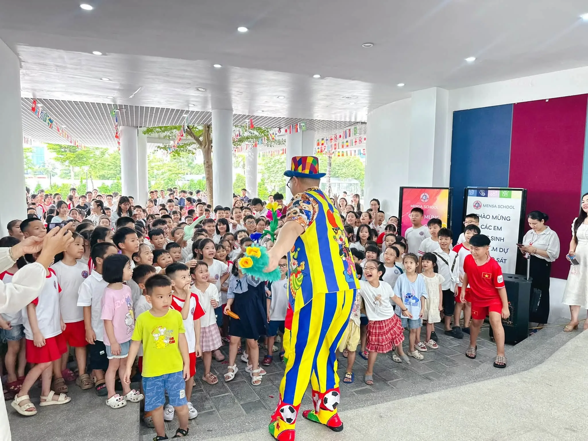 Học sinh tại trường tiểu học mensa school