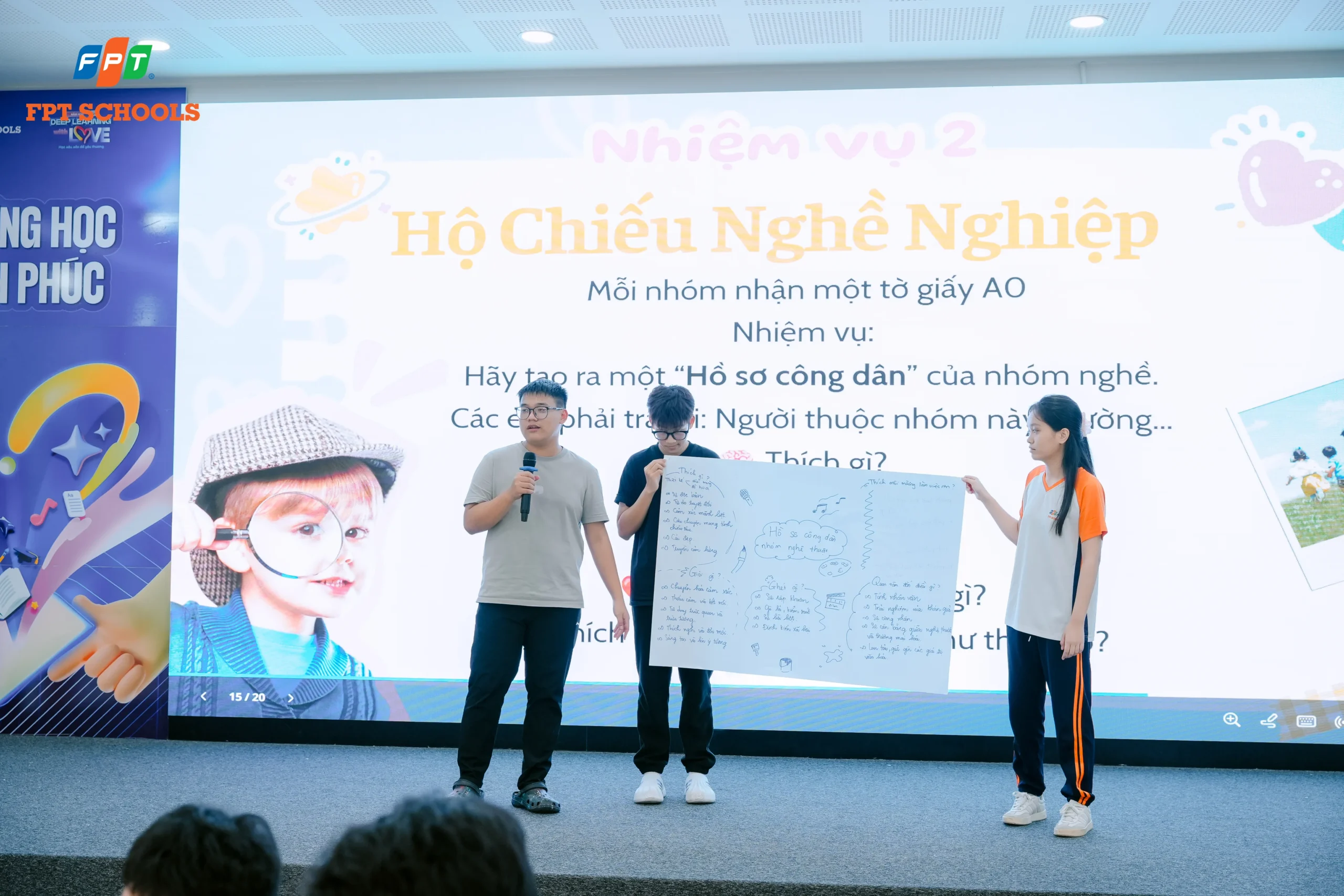 Học sinh trình bày hộ chiếu nghề nghiệp của nhóm
