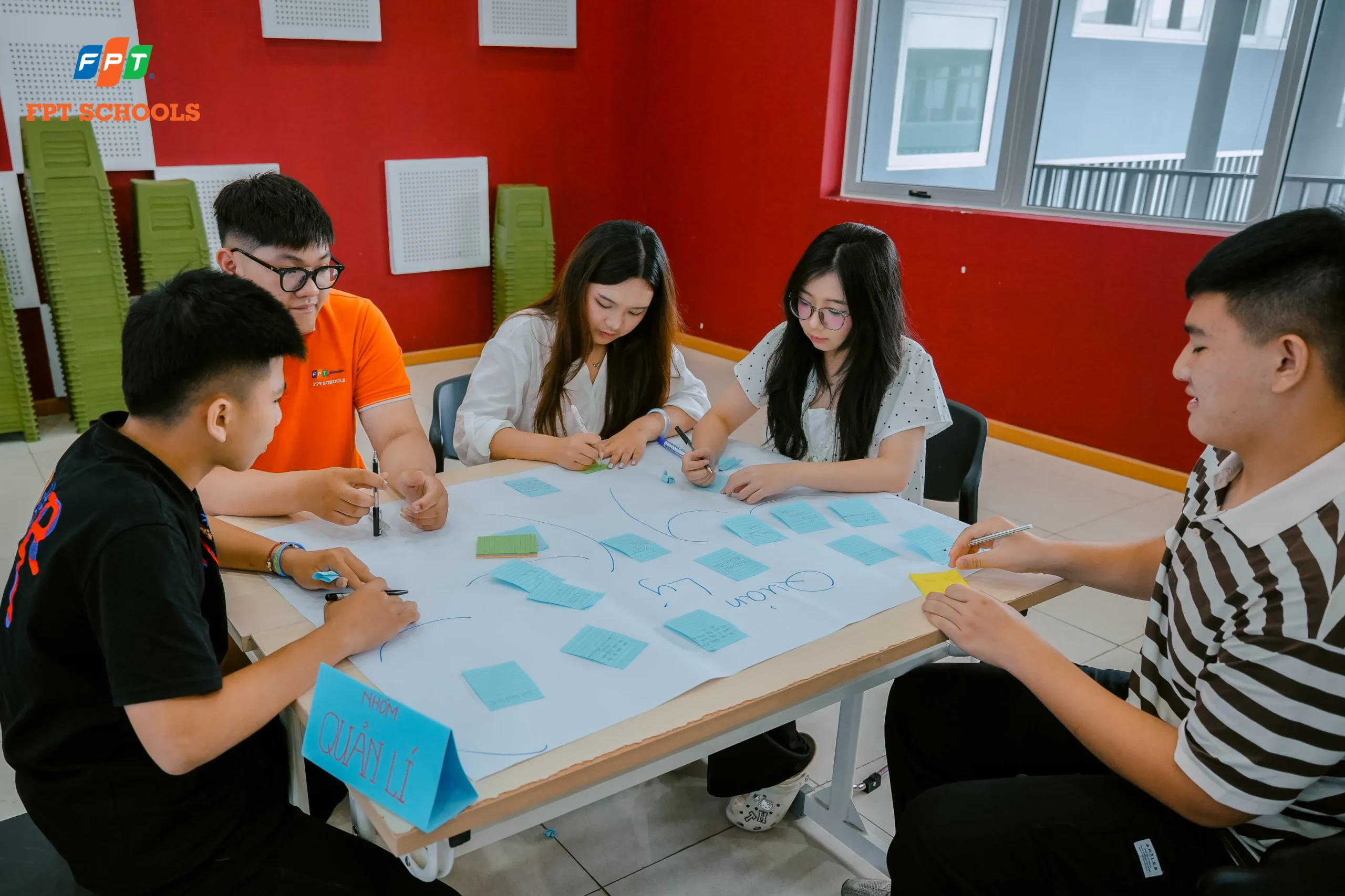 Học sinh làm việc nhóm, cùng nhau xây dựng mô hình cây hướng nghiệp