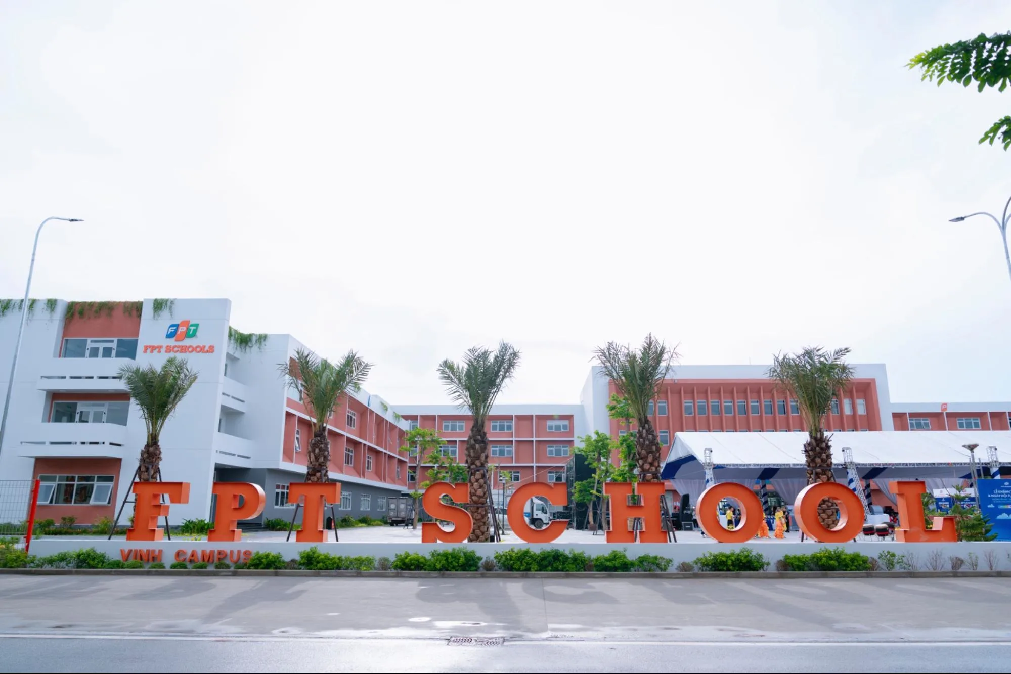 Toàn cảnh công trình Trường TH, THCS và THPT FPT Vinh khang trang trong ngày khánh thành