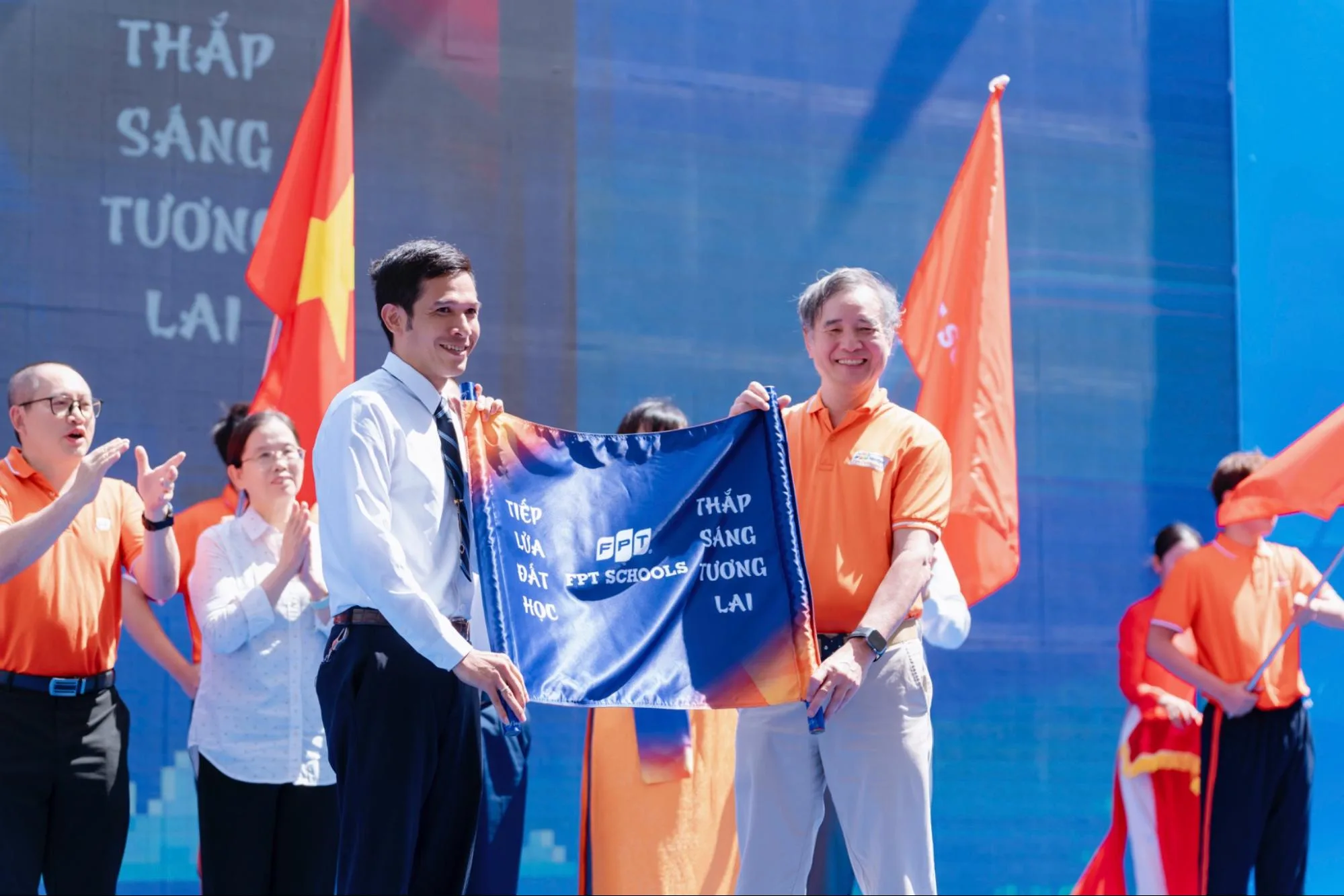 Nghi thức trao trướng "Tiếp lửa đất học – Thắp sáng tương lai"