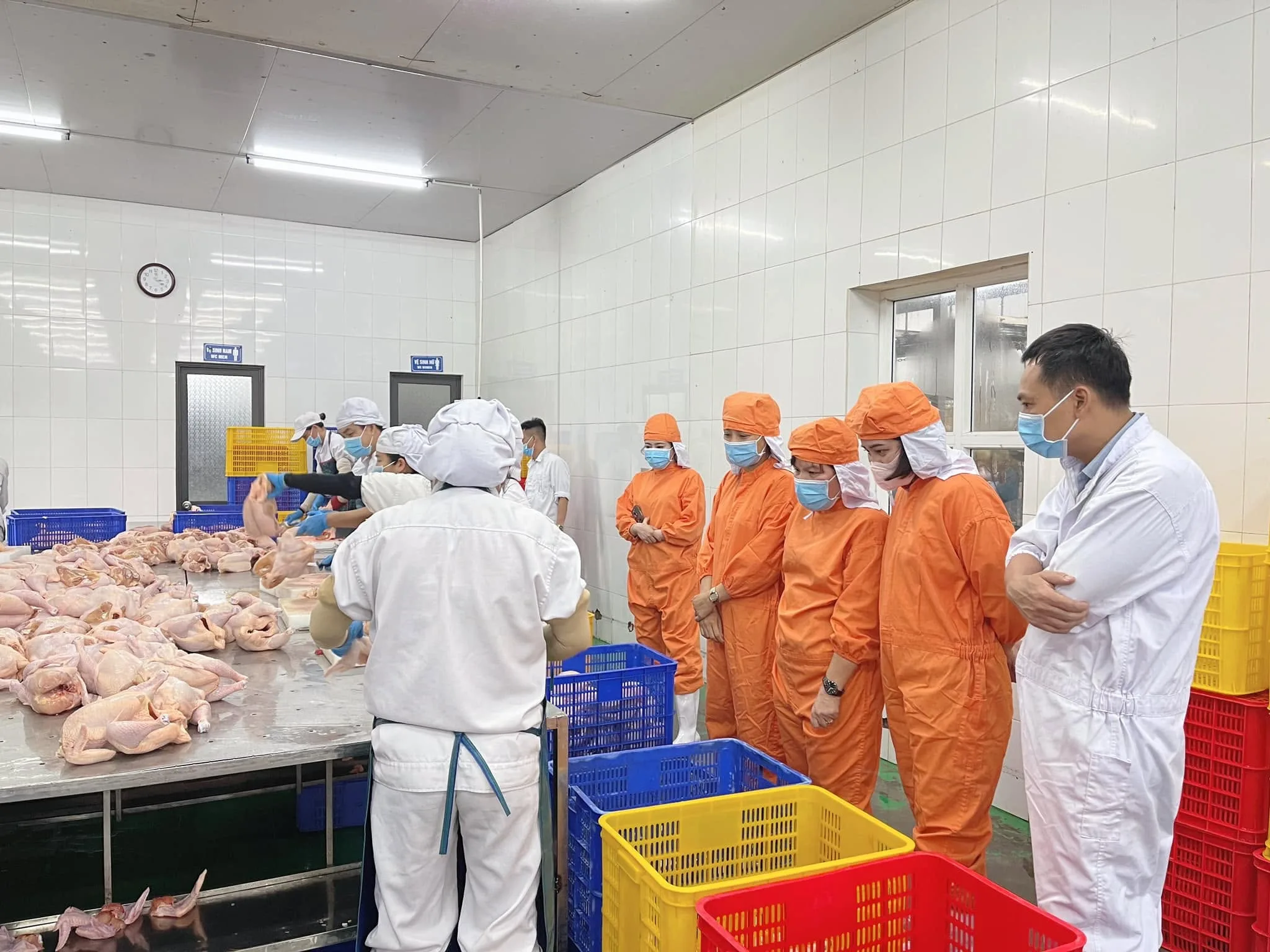 Nhân viên nhà trường kiểm tra suất ăn trước giờ ăn trưa tại FPT School Hà Nam