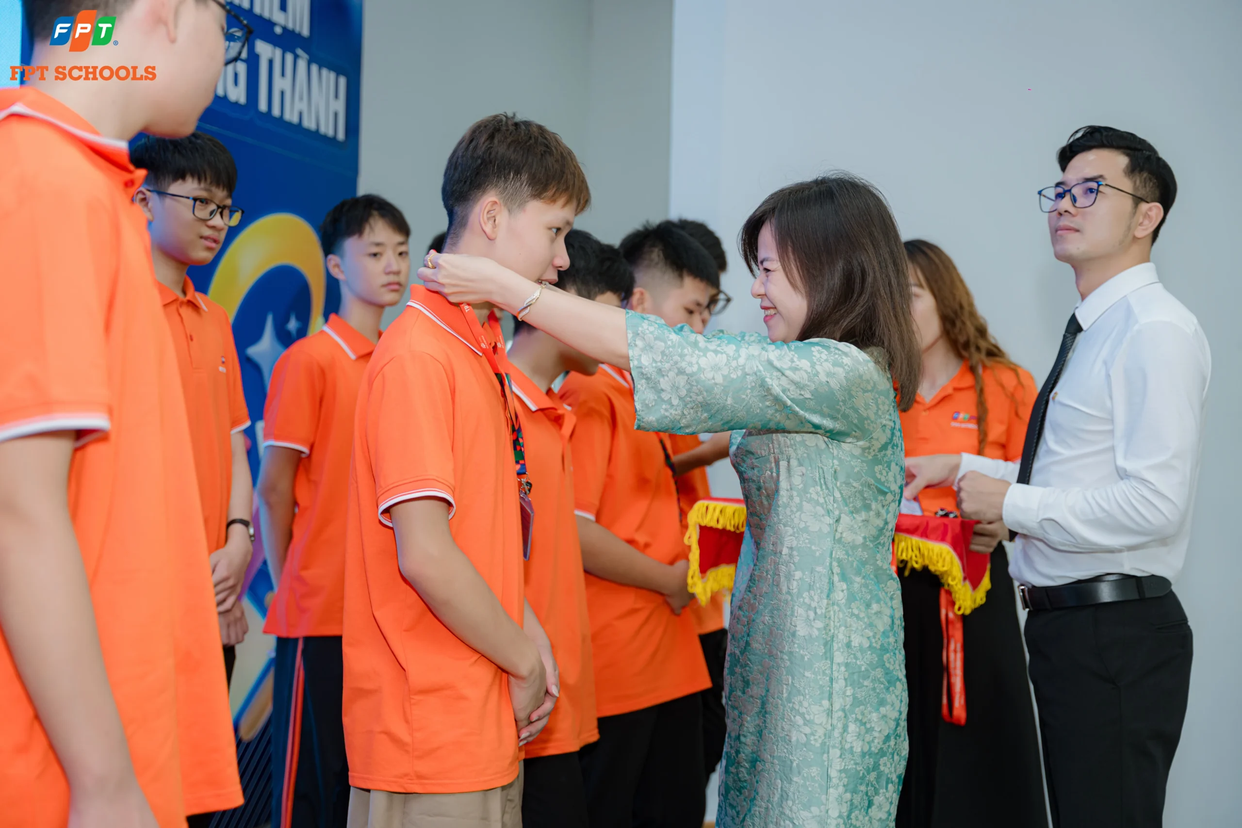 Học sinh lớp 10 nhận thẻ học sinh tại lễ tựu trường