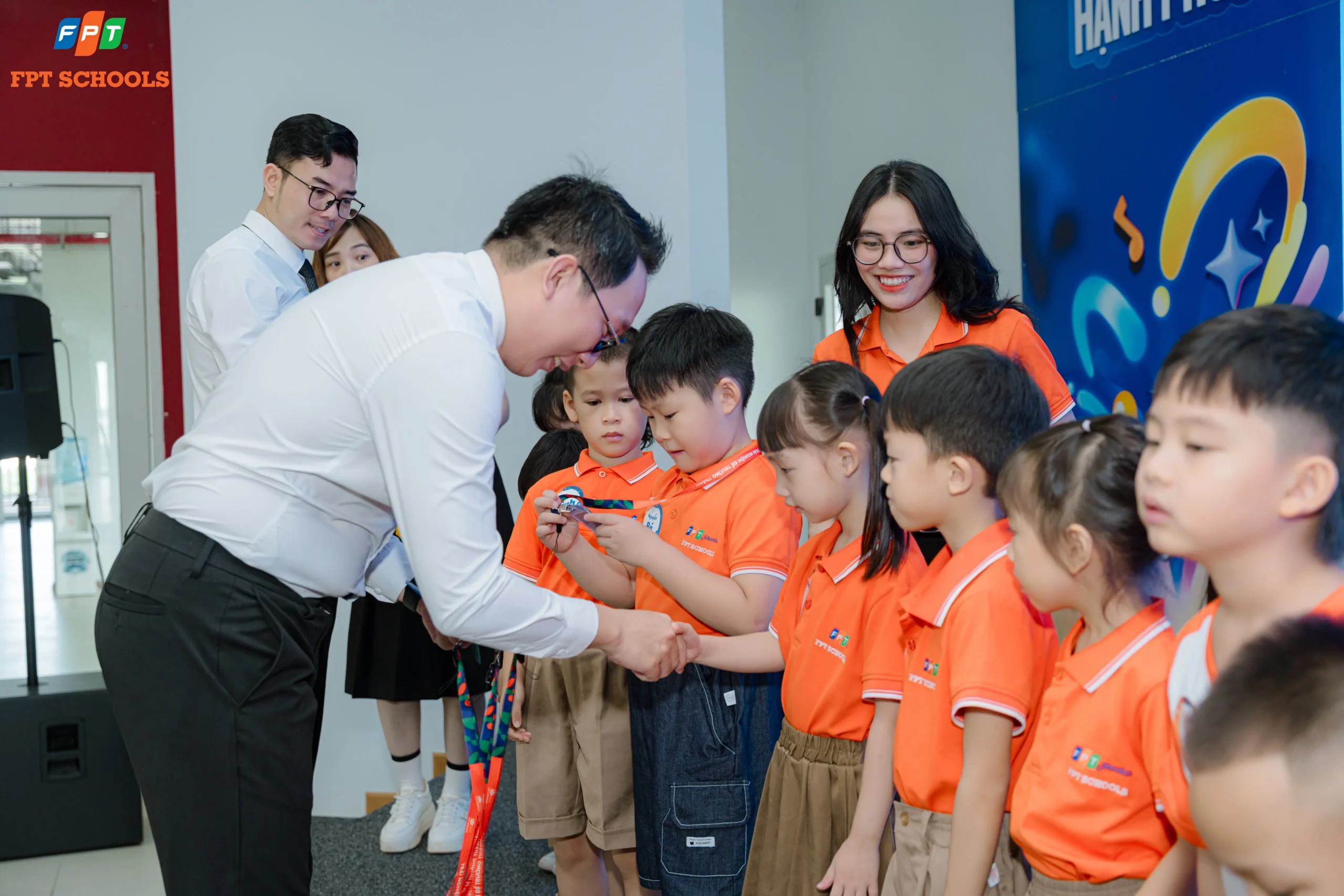 Thầy Nhật Minh - Phó Hiệu trưởng trao thẻ học sinh cho học sinh lớp 1 tại ngày tựu trường