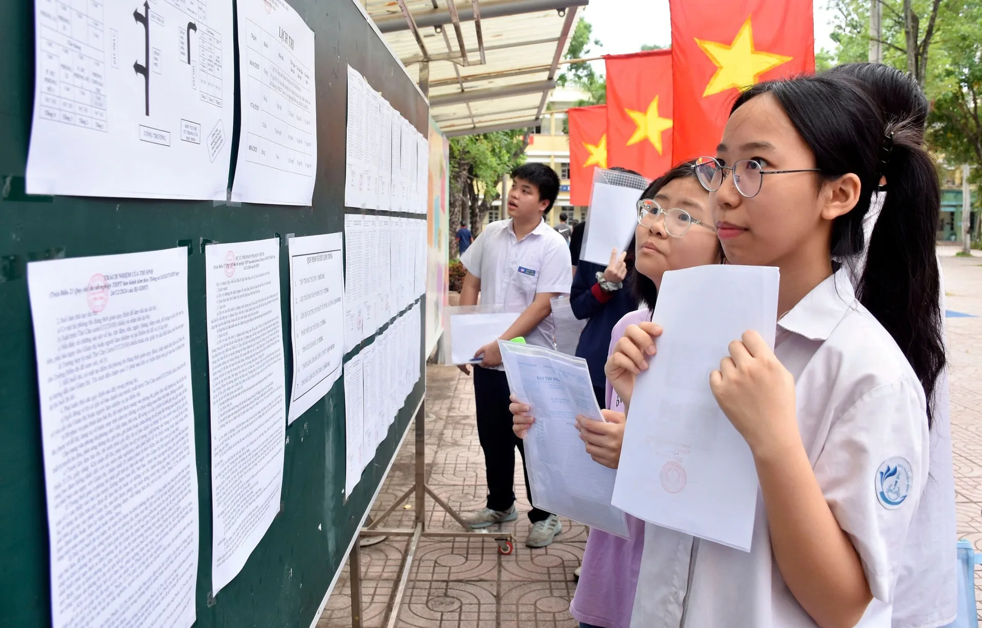 Học sinh xem thông báo tuyển sinh dán tại bảng tin trường trung học phổ thông