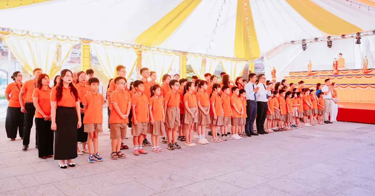 FPT School Hà Nam dâng hương tưởng niệm Mười nữ dân quân pháo phòng không Lam Hạ | FPT Schools