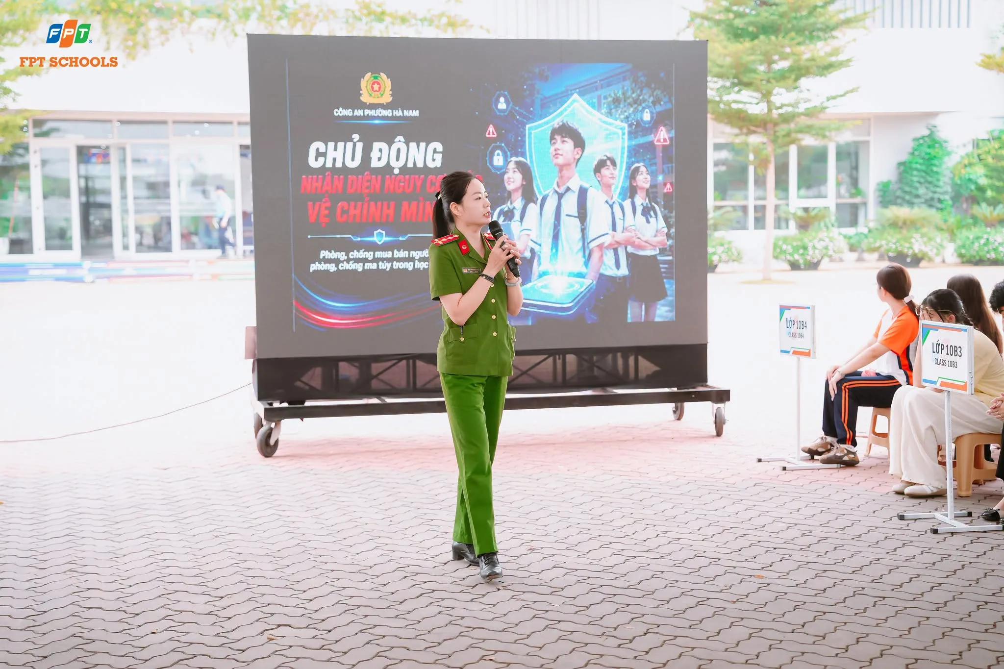 Phòng chống mua bán người và ma tuý: Trang bị kỹ năng tự bảo vệ cho học sinh FPT School Hà Nam - FPT Education Đại úy Bùi Phương Thảo – Cán bộ Công an phường Hà Nam chia sẻ tại buổi tập huấn Phòng chống mua bán người và ma tuý