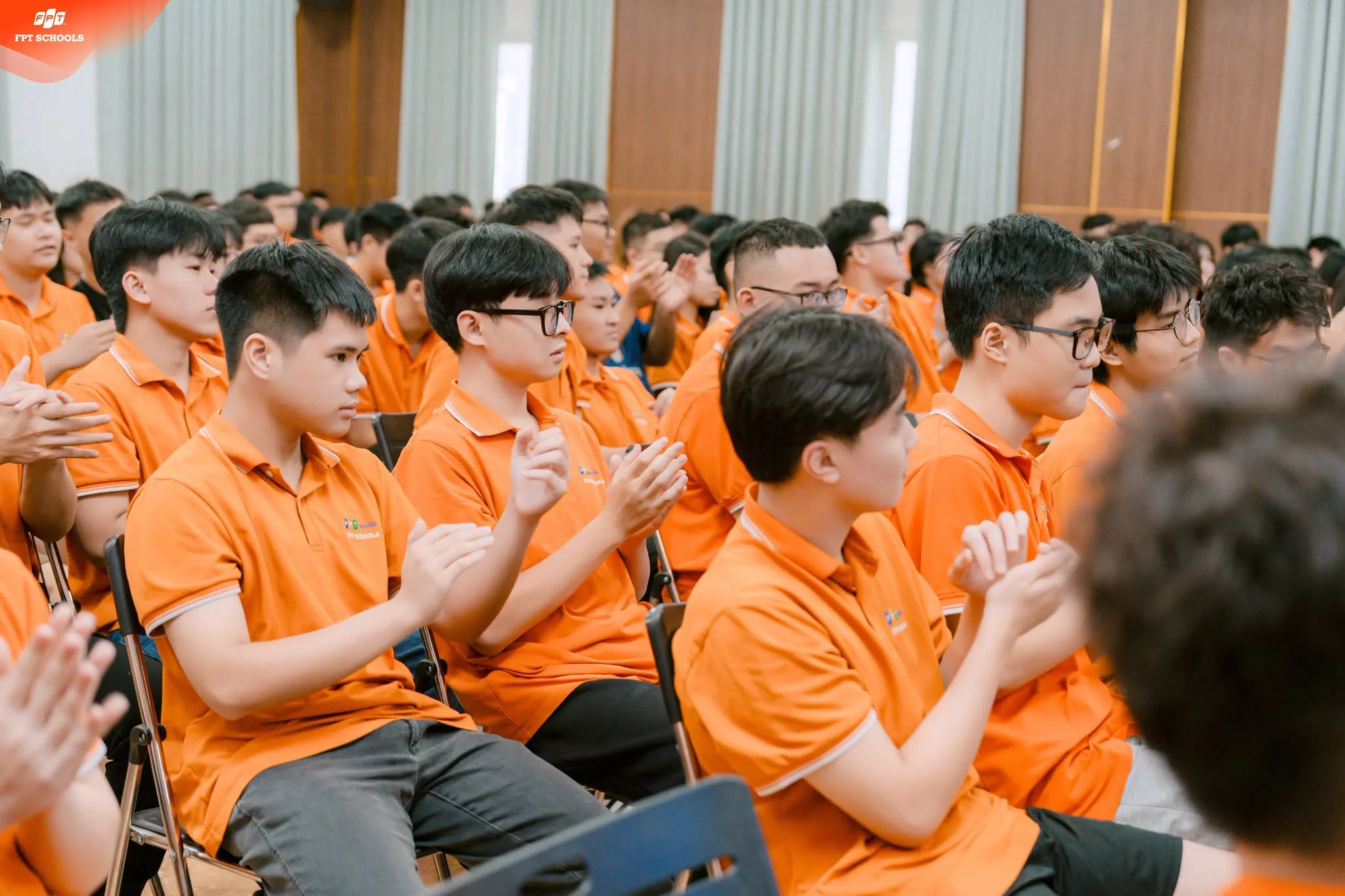 Học sinh FSchool Tây Hà Nội tham gia buổi định hướng về quy định, kỹ năng và nề nếp khi sử dụng xe tuyến.