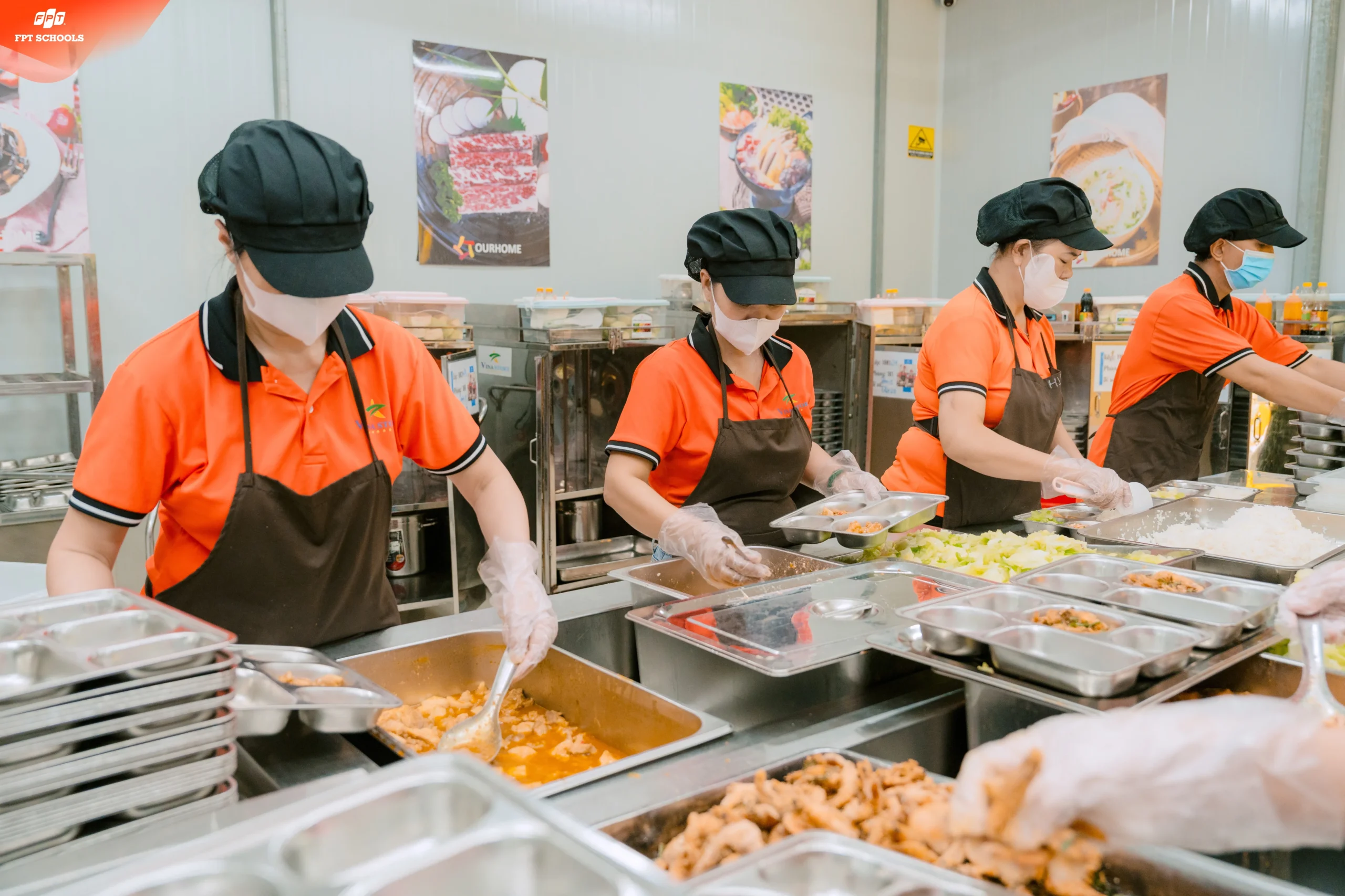 Con người, nguyên liệu, quy trình, cơ sở vật chất và kiểm tra – giám sát là 5 nhóm yếu tố trong hoạt động kiểm soát bếp ăn.