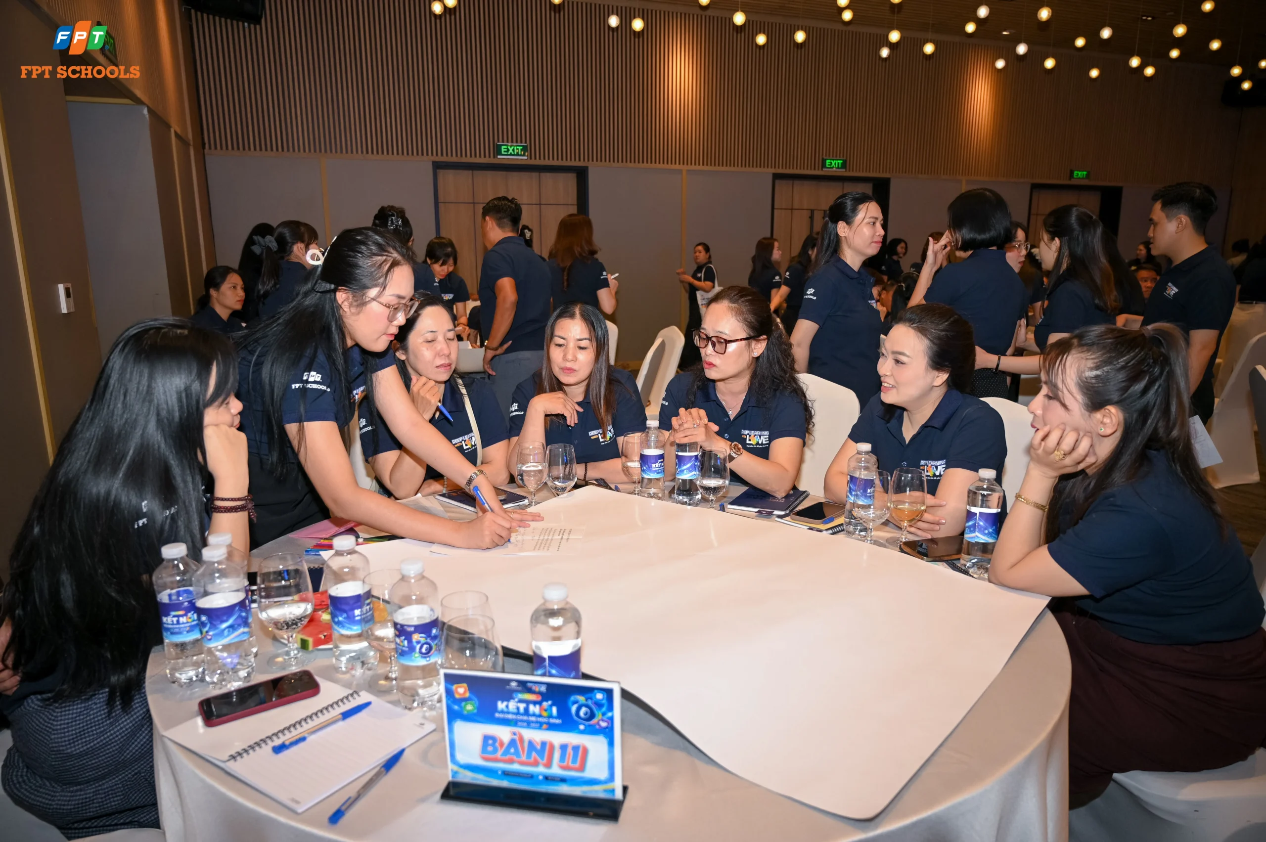 Phụ huynh và giáo viên thảo luận tại Ngày hội Kết nối Đại diện Cha mẹ học sinh 2026 - 2027