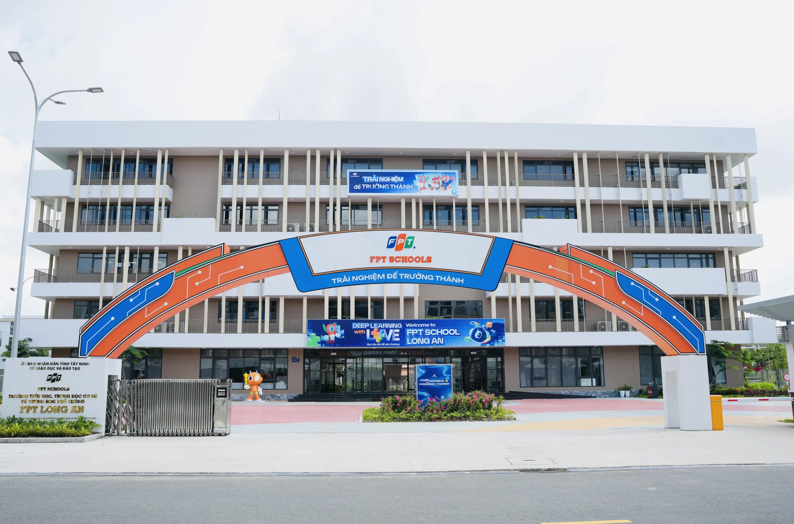 Cổng trường FPT School Millennia 1