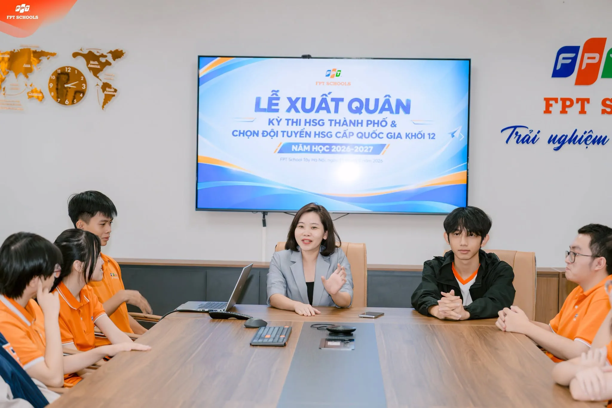 Lễ xuất quân là dịp để thầy cô ghi nhận nỗ lực và tiếp thêm tinh thần cho học sinh trước Kỳ thi học sinh giỏi Thành phố Hà Nội 2026 – 2027