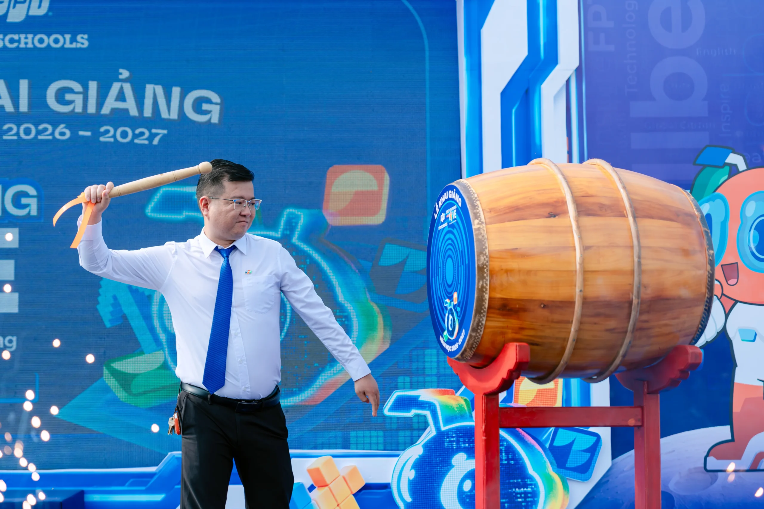 Thầy Nguyễn Mậu Nhật Khánh – Giám đốc Trường TH, THCS & THPT FPT thực hiện nghi thức đánh trống khai trường năm học 2026–2027.