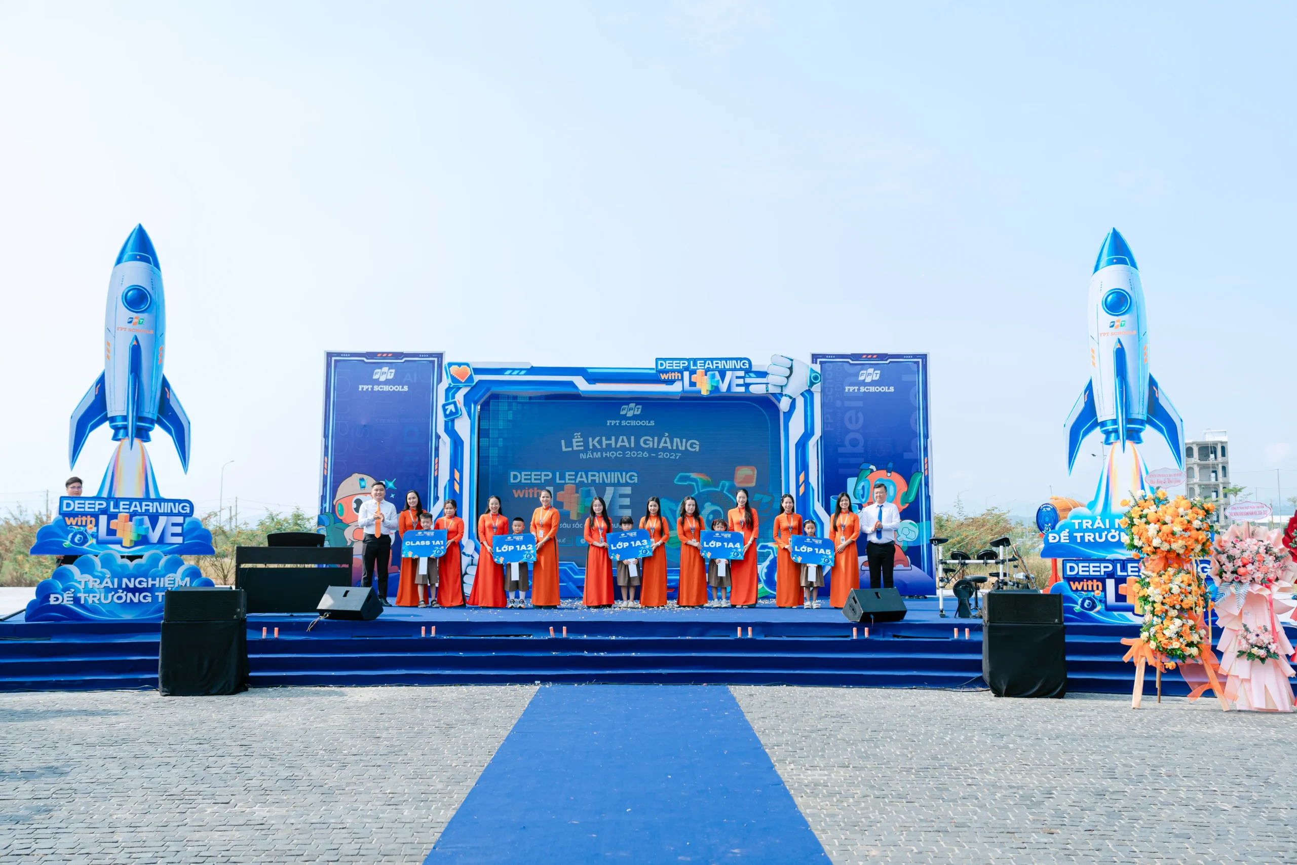 Ban Giám hiệu FPT School Huế trao bảng tên lớp cho đại diện học sinh và giáo viên chủ nhiệm các khối lớp