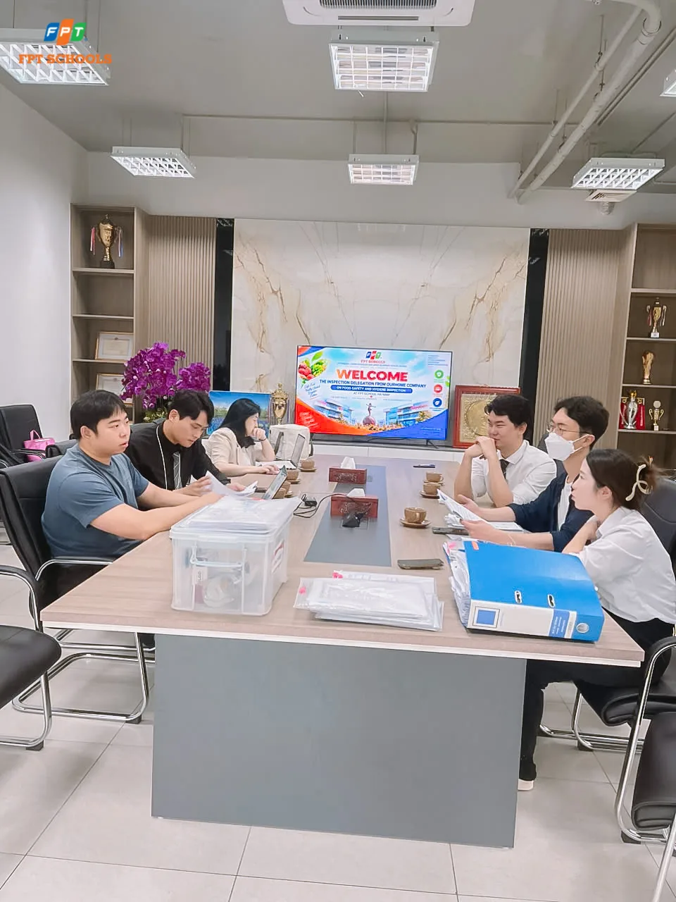 Tập đoàn OurHome Hàn Quốc trực tiếp kiểm tra chất lượng bếp ăn bán trú tại FPT School Hà Nam | FPT Schools