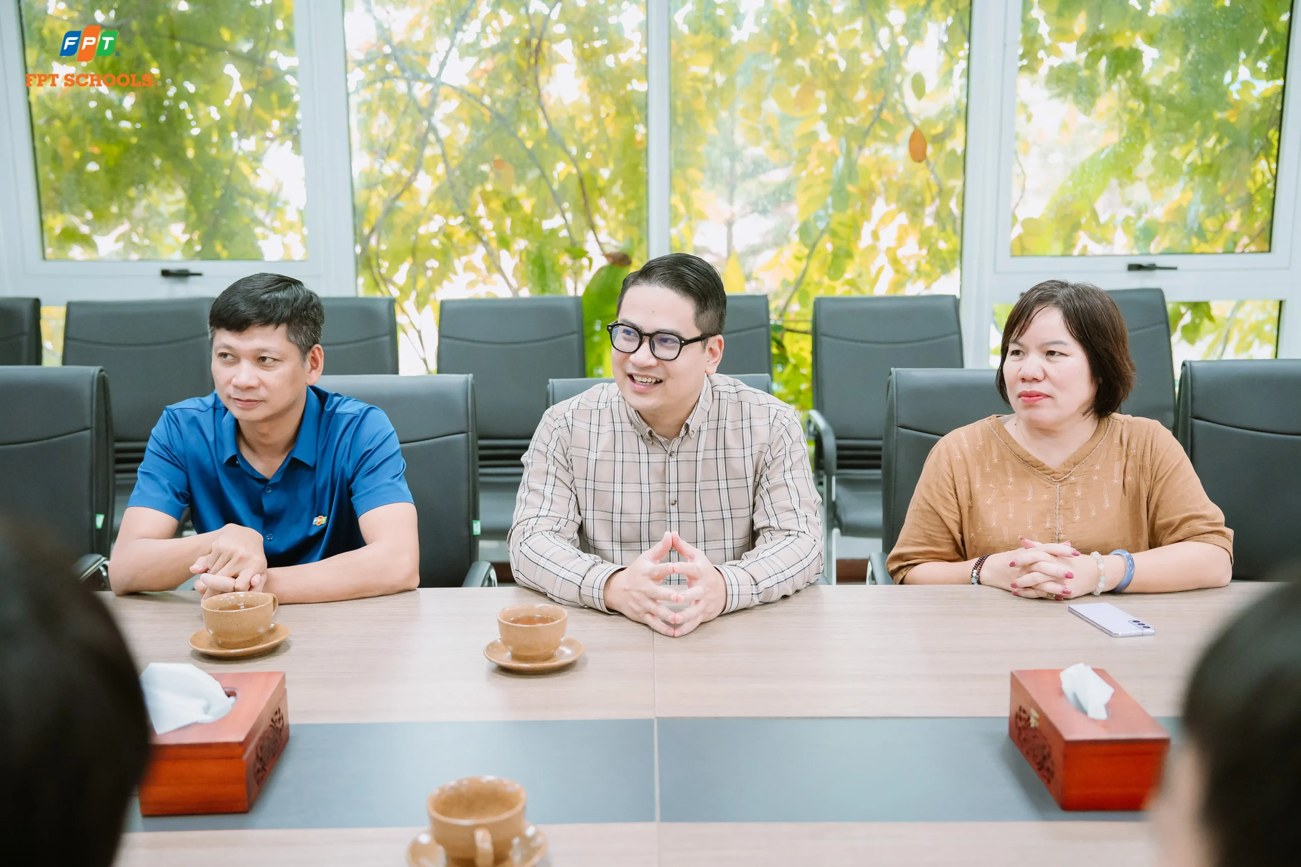 Đại diện Ban Giám hiệu Nhà trường đón tiếp Tập đoàn OurHome (đến từ Hàn Quốc)