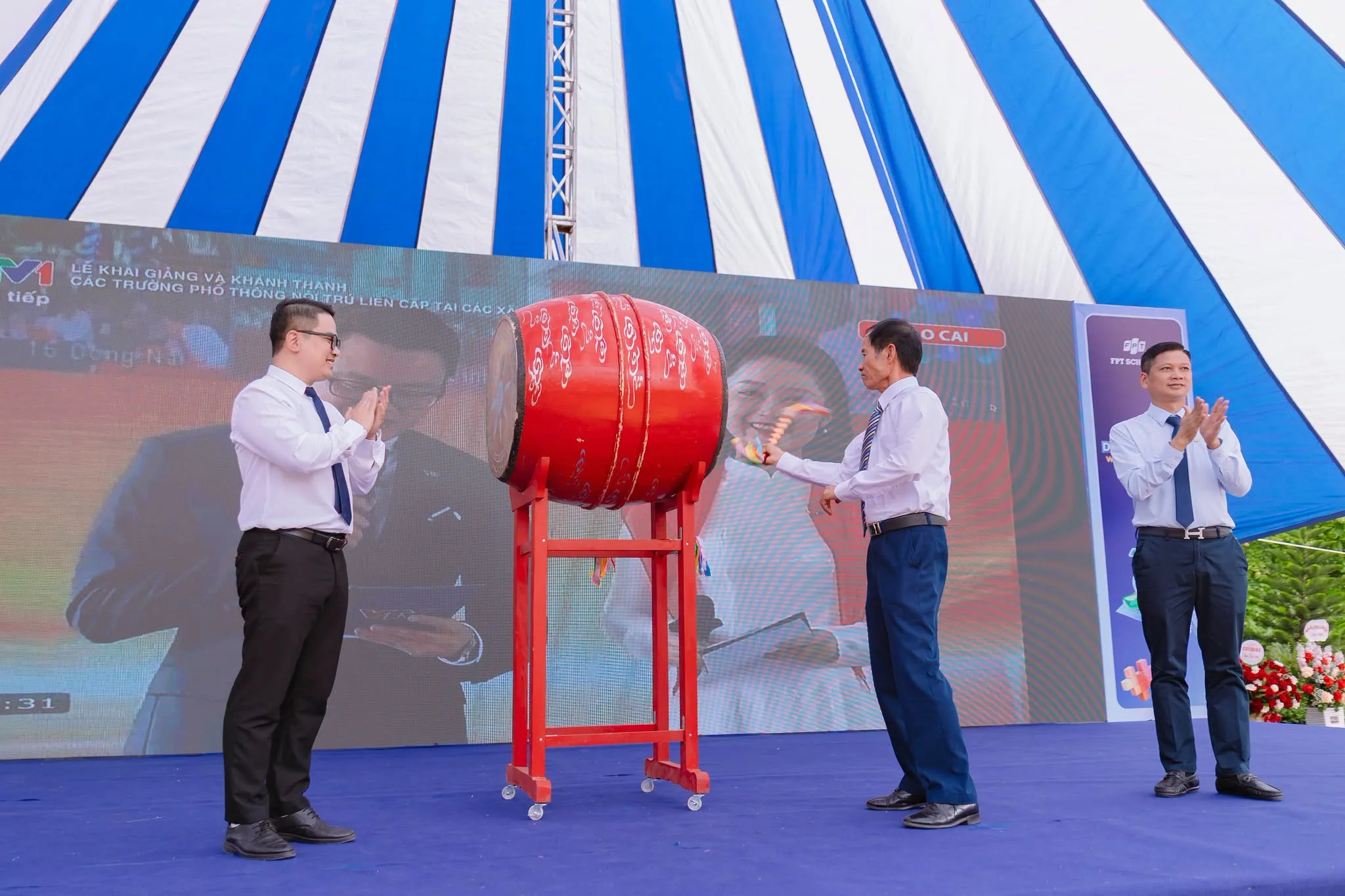 Thầy Nguyễn Quang Hiệu – Hiệu trưởng Nhà trường cùng Ban Giám hiệu đã lên đánh những tiếng trống khai trường đầu tiên tại Lễ Khai giảng năm học 2026-2027, FPT School Hà Nam