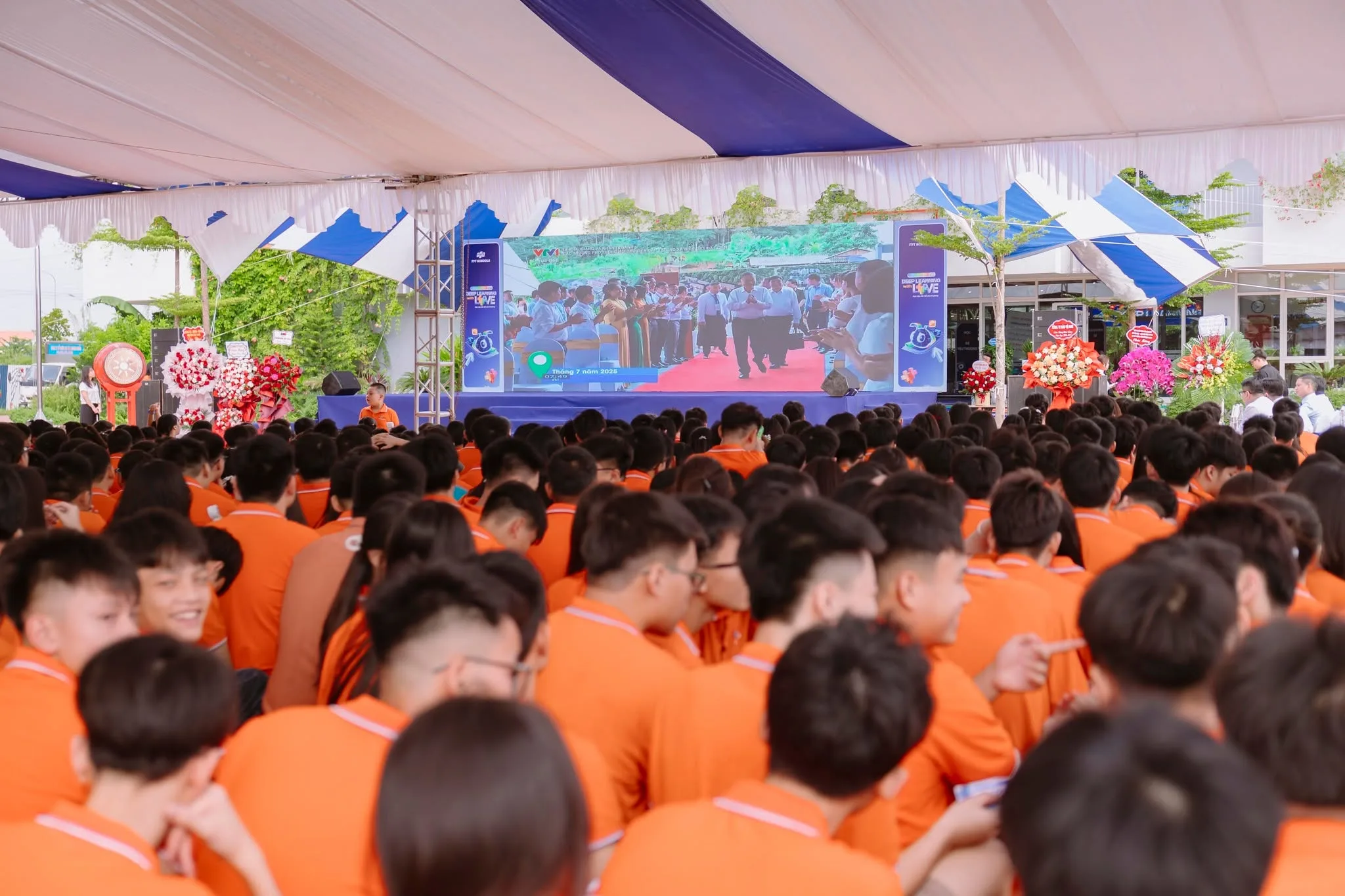 Toàn thể cán bộ giáo viên, nhân viên, học sinh và Phụ huynh FPT School Hà Nam đã cùng theo dõi Lễ Khai giảng chung của ngành Giáo dục qua màn hình