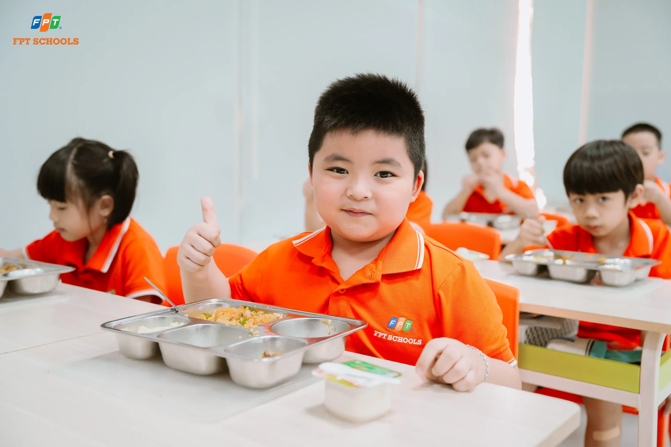 Bữa ăn bán trú tại FPT School Hà Nam - Niềm vui giờ cơm của học sinh Tiểu học - FPT Education Học sinh Tiểu học mê tít bữa ăn bán trú tại FPT School Hà Nam