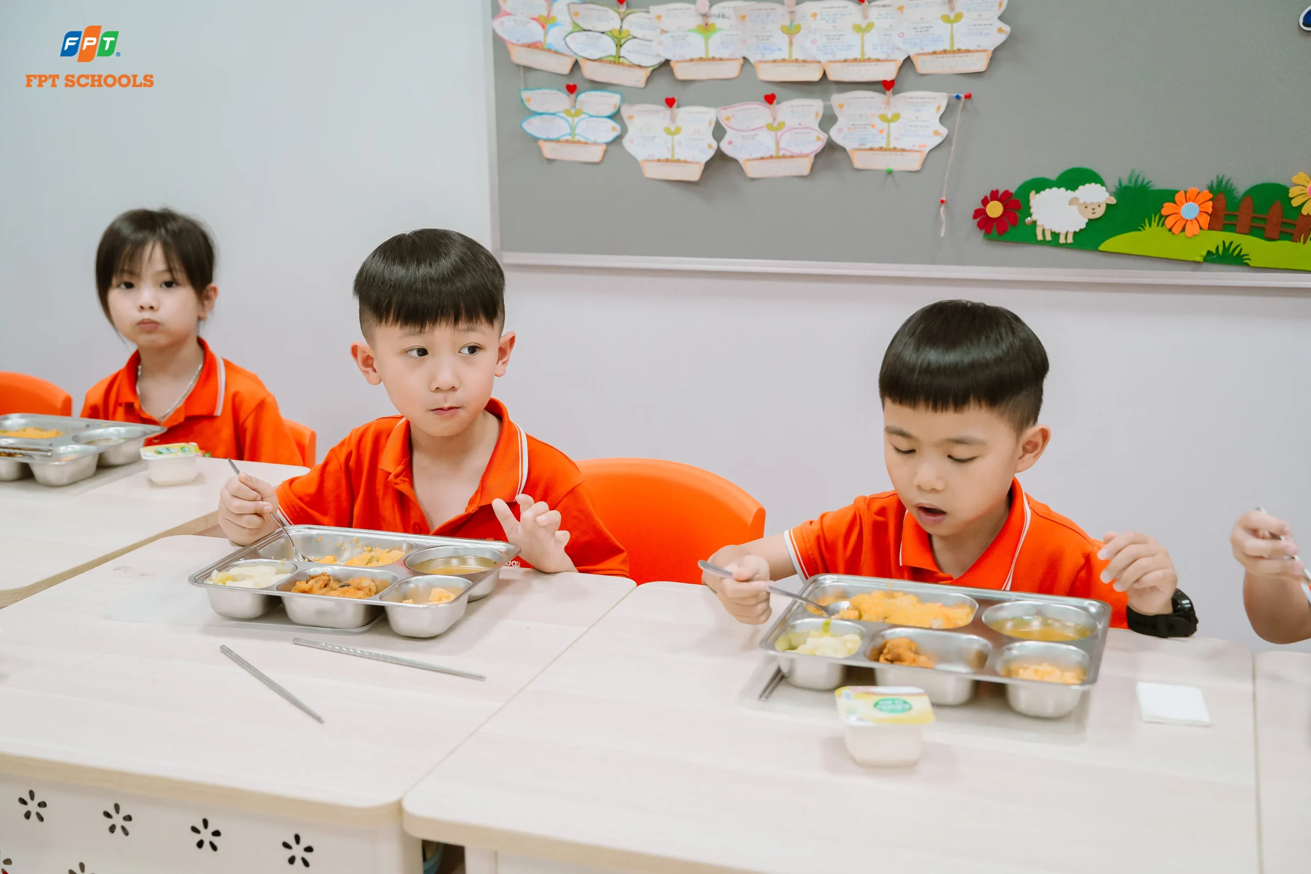 Bữa ăn bán trú tại FPT School Hà Nam - Niềm vui giờ cơm của học sinh Tiểu học - FPT Education Bữa ăn bán trú tại FPT School Hà Nam - Niềm vui giờ cơm của học sinh Tiểu học | FPT Schools
