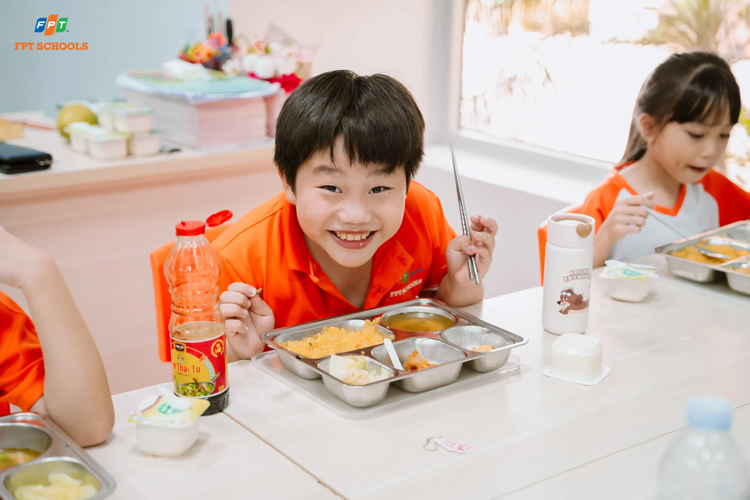 Bữa ăn bán trú tại FPT School Hà Nam - Niềm vui giờ cơm của học sinh Tiểu học - FPT Education Bữa ăn bán trú tại FPT School Hà Nam - Niềm vui giờ cơm của học sinh Tiểu học | FPT Schools