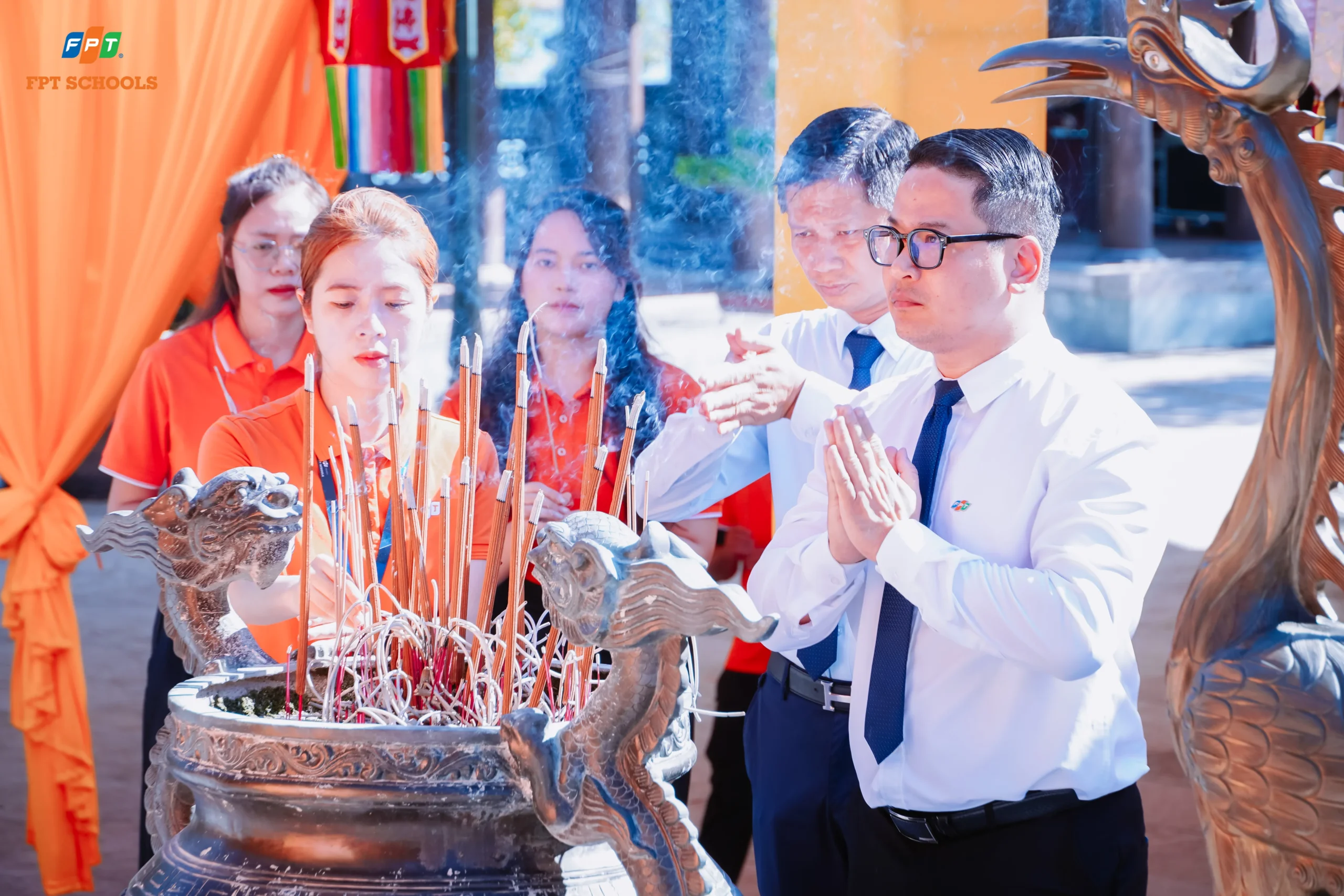 FPT School Hà Nam dâng hương tưởng niệm Mười nữ dân quân pháo phòng không Lam Hạ | FPT Schools