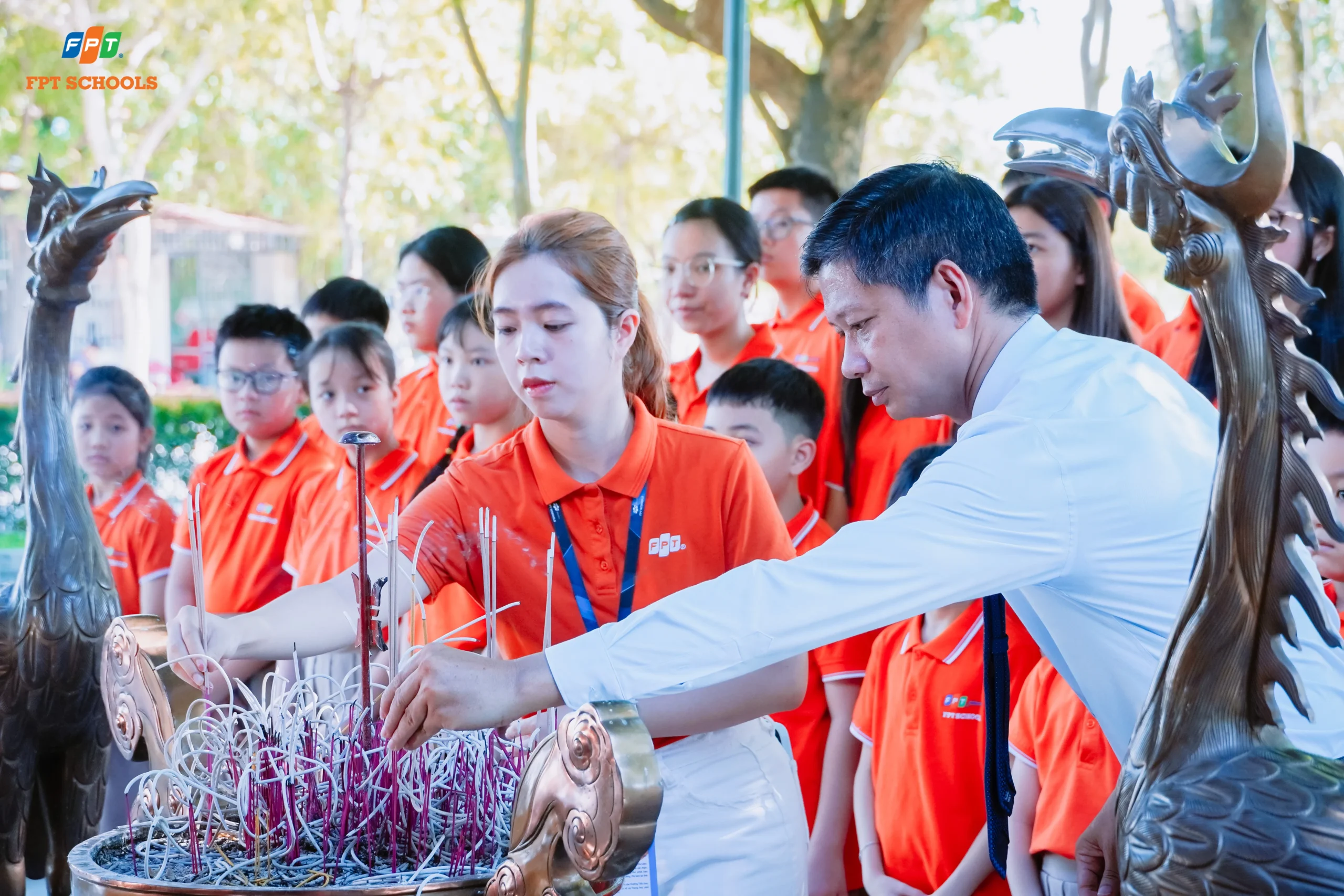 FPT School Hà Nam dâng hương tưởng niệm Mười nữ dân quân pháo phòng không Lam Hạ | FPT Schools
