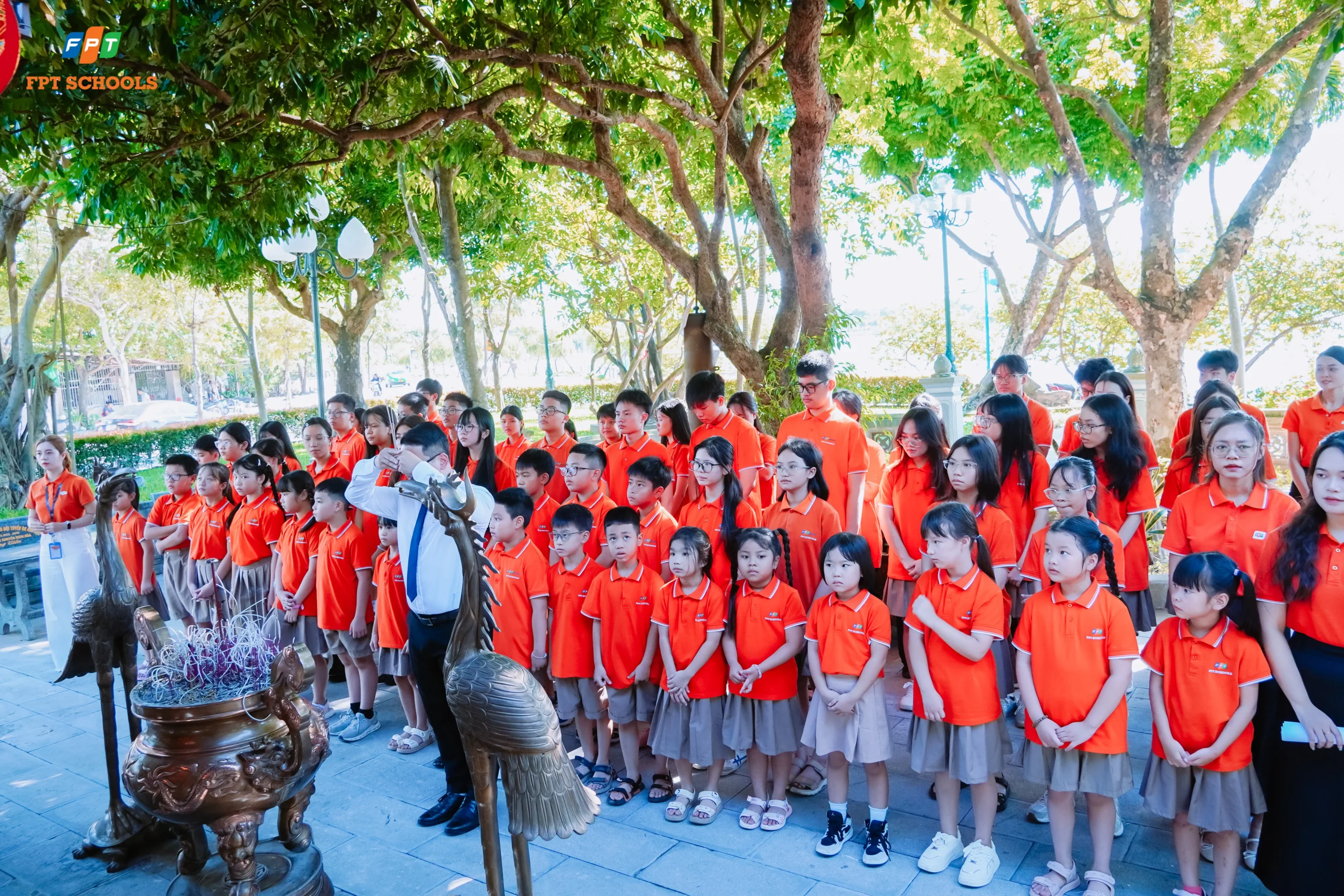 Thầy và trò FPT School Hà Nam dâng hương tưởng niệm Mười nữ dân quân pháo phòng không Lam Hạ