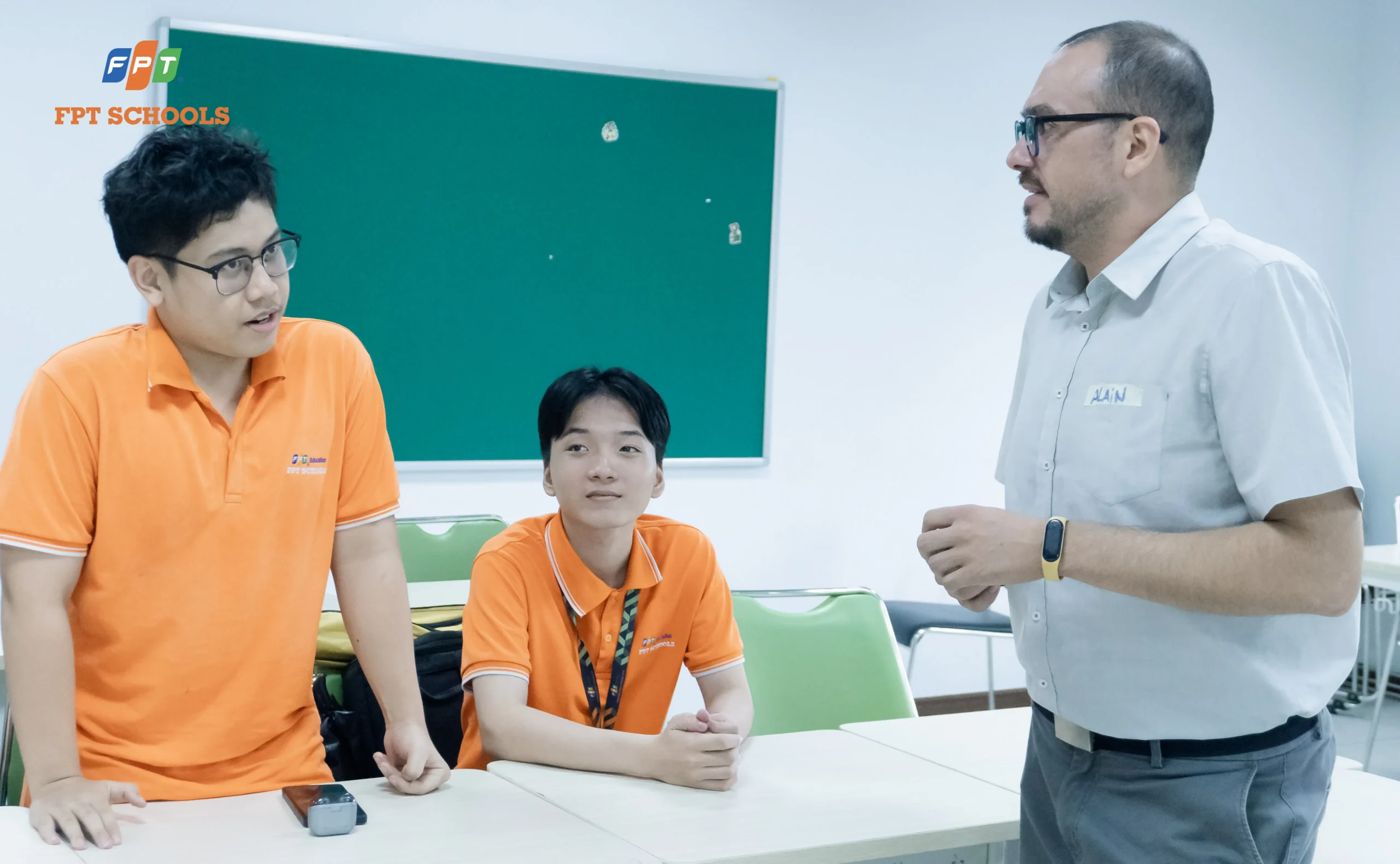 Học sinh tham gia Taboo English tại English Club THPT FPT Quy Nhơn